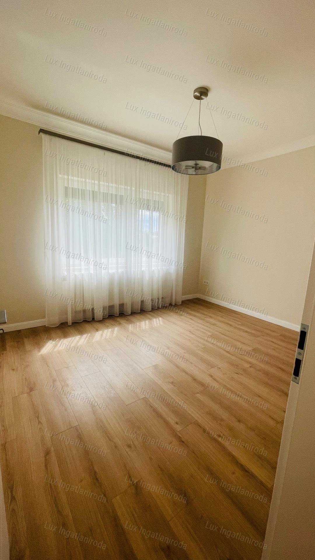 Eladó 94 m2-es társasházi lakás Komáromban, 500 m2-es saját kerttel!