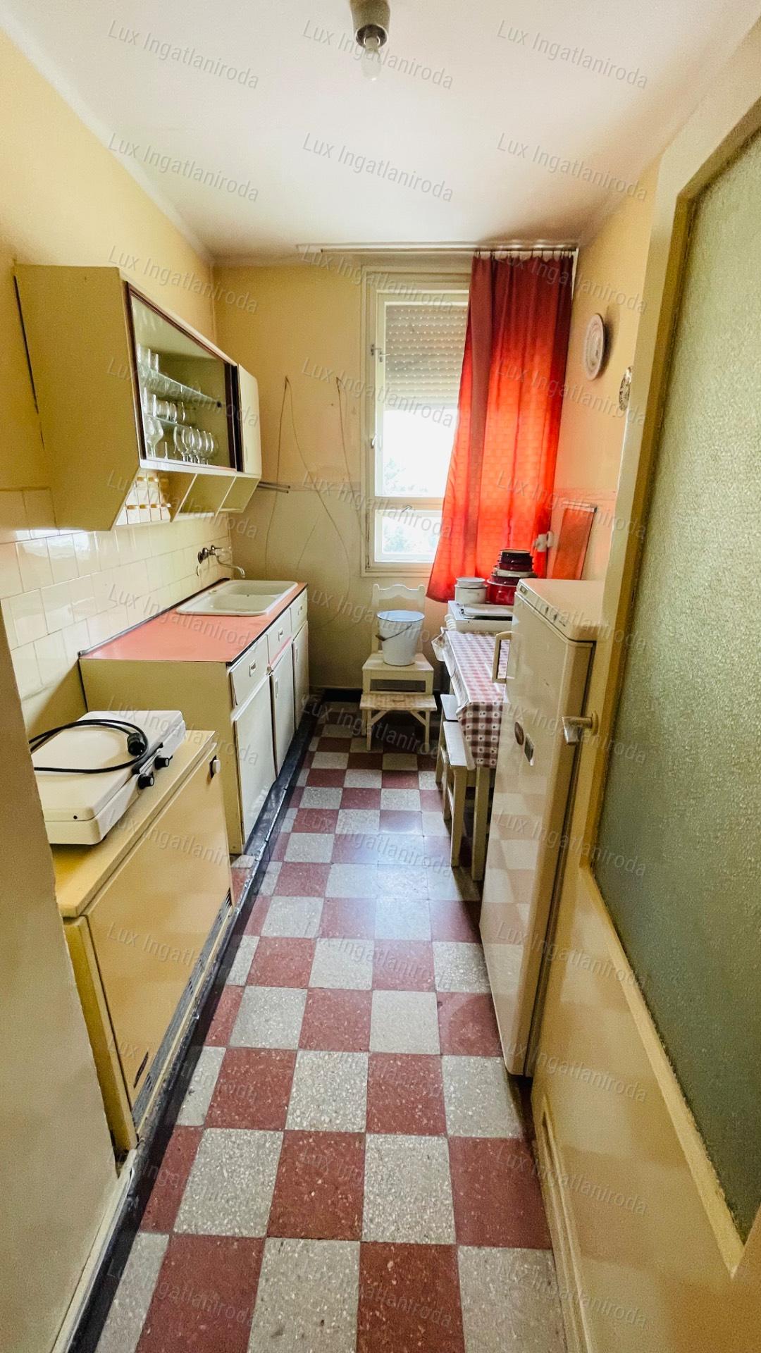 Eladó egy szigetelt 54 m²-es lakás Komárom közkedvelt részén!