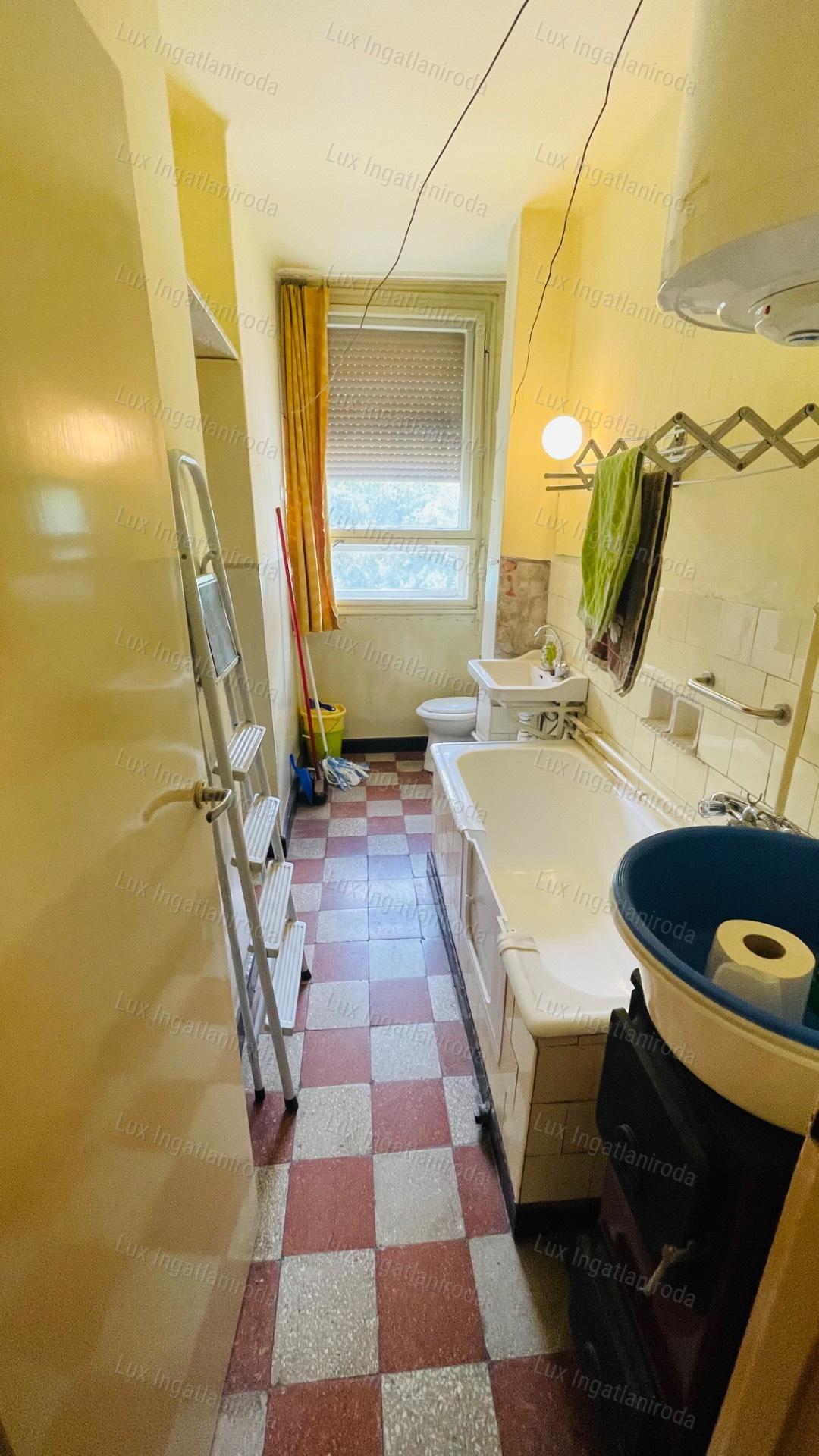 Eladó egy szigetelt 54 m²-es lakás Komárom közkedvelt részén!