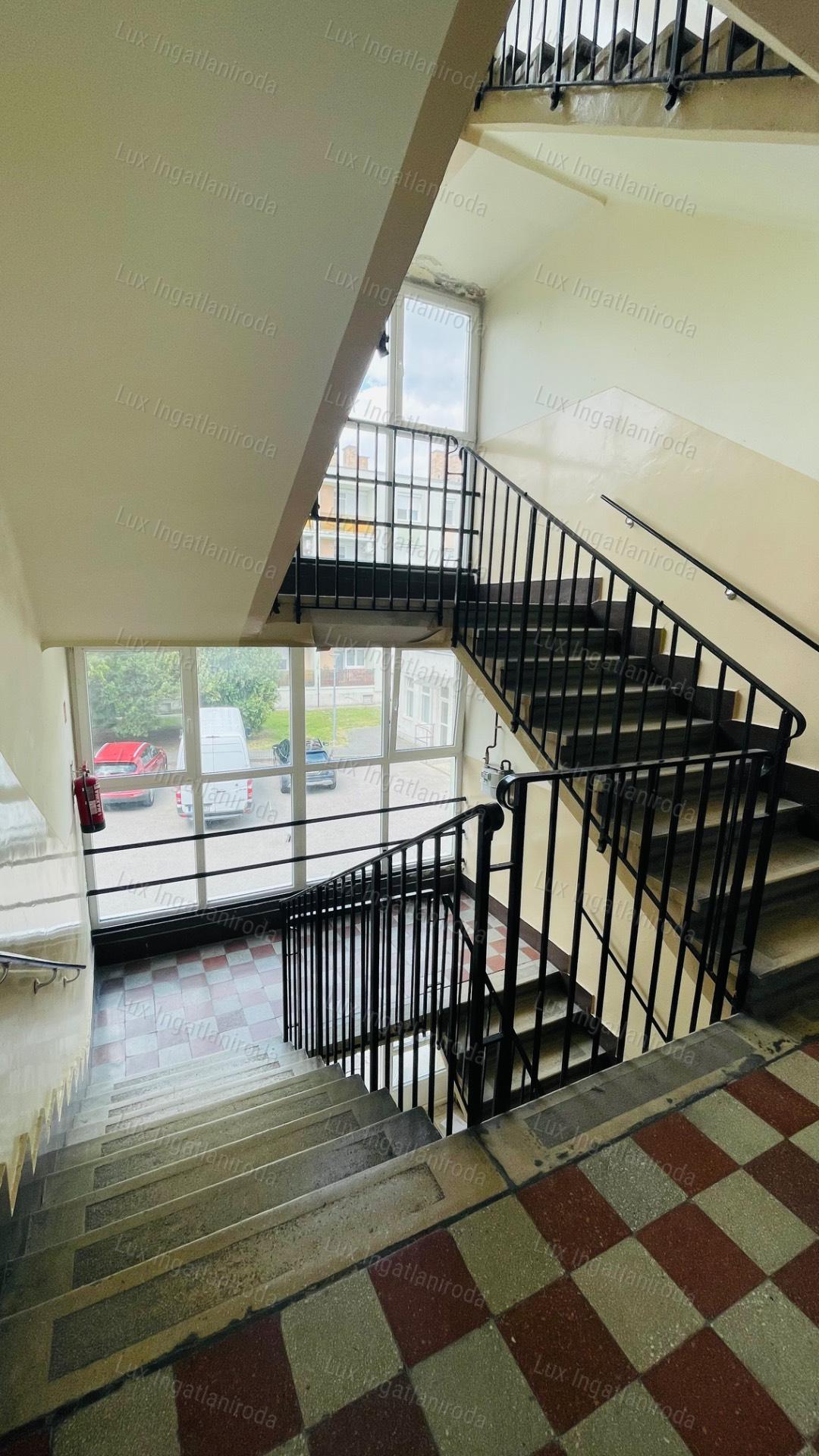 Eladó egy szigetelt 54 m²-es lakás Komárom közkedvelt részén!