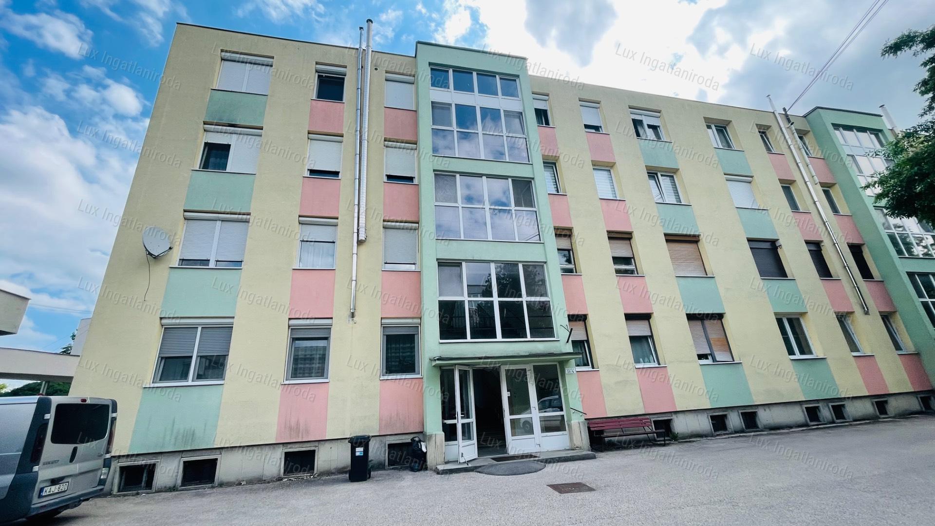 Eladó egy szigetelt 54 m²-es lakás Komárom közkedvelt részén!