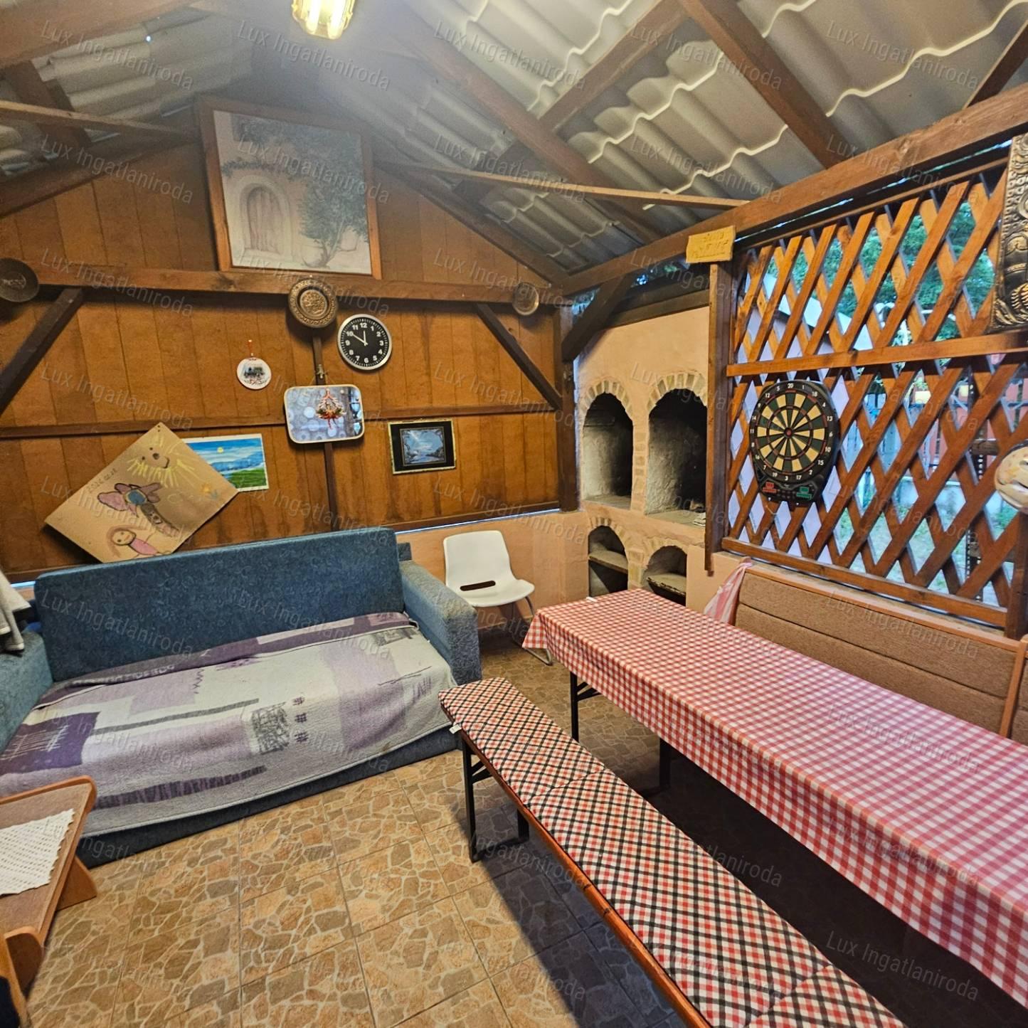 Eladó zártkert a Bokodi-tó közelében felújított ház, pihenőkert
