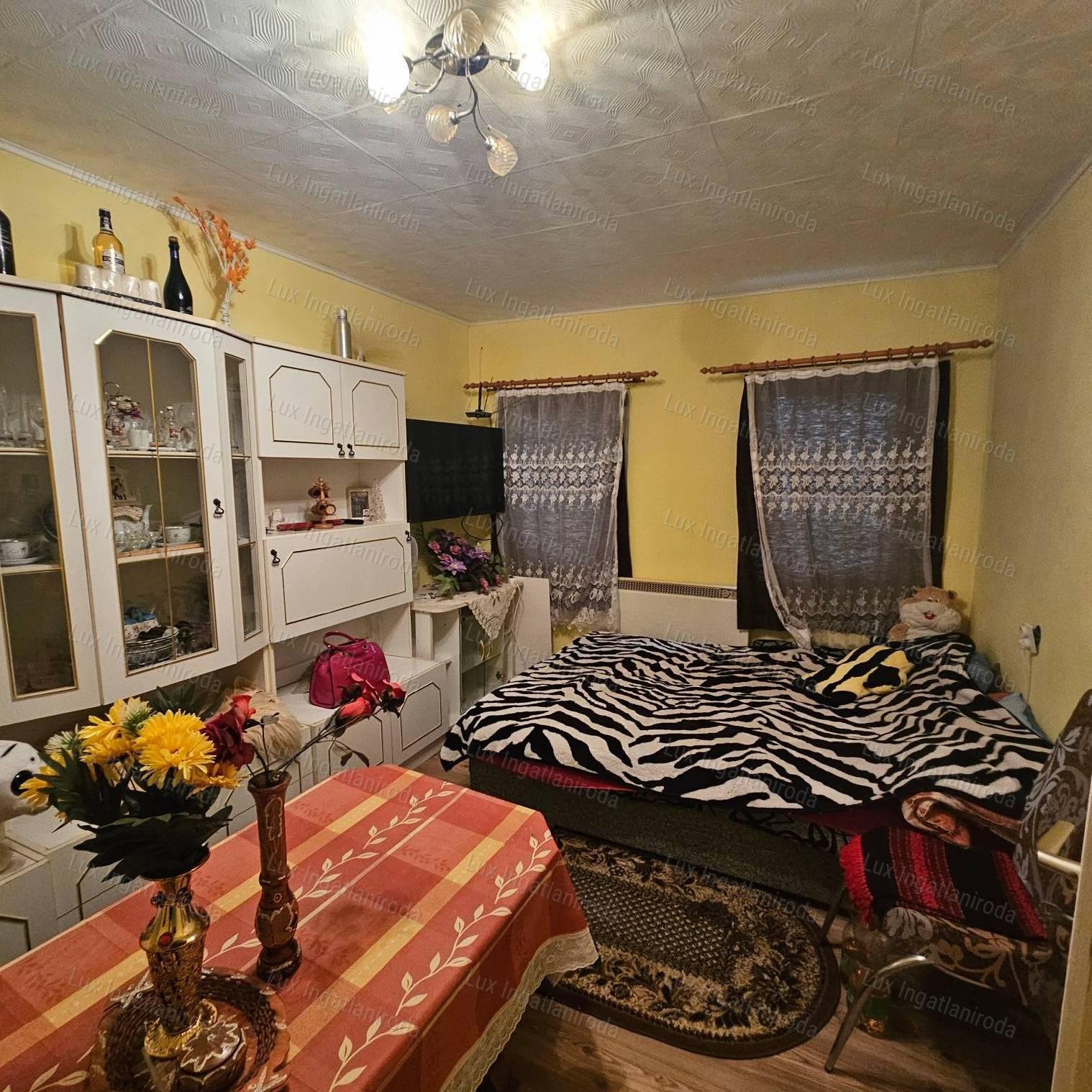 Eladó zártkert a Bokodi-tó közelében felújított ház, pihenőkert