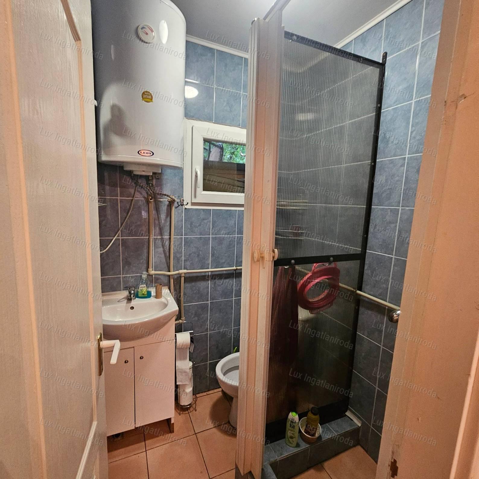 Eladó zártkert a Bokodi-tó közelében felújított ház, pihenőkert