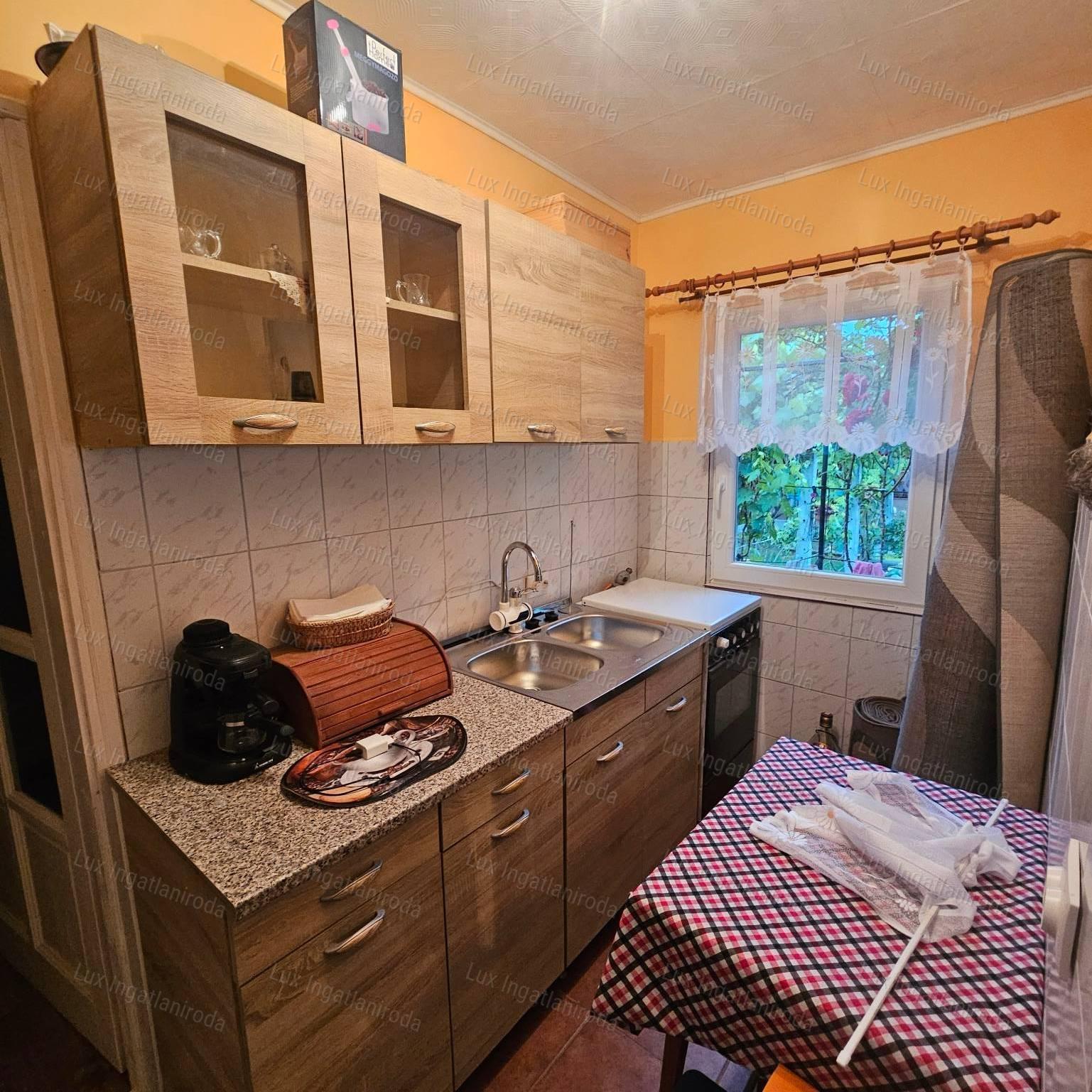 Eladó zártkert a Bokodi-tó közelében felújított ház, pihenőkert