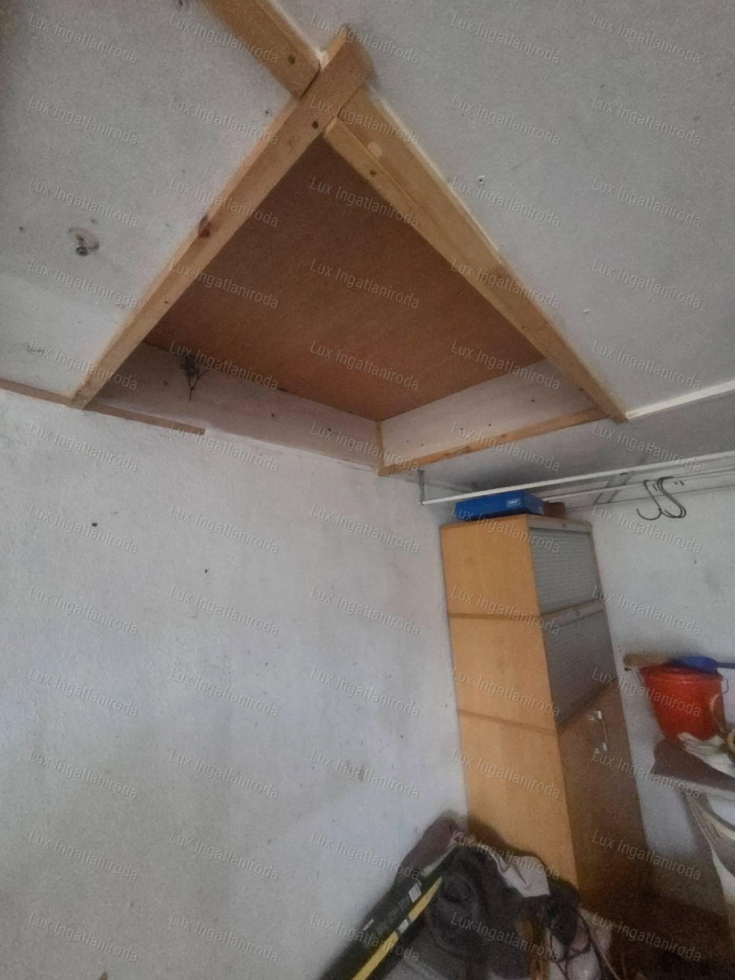 Eladó 21 m2-es, garázs Oroszlányon a Malom tó partja mellett.