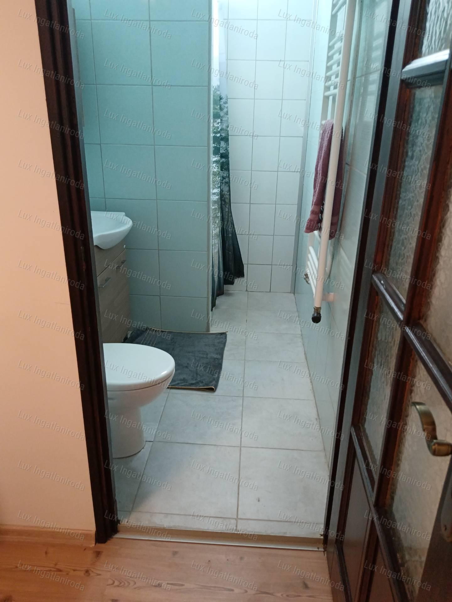 Eladó üzlethelyiség/lakás Tatabánya Gál ltp.