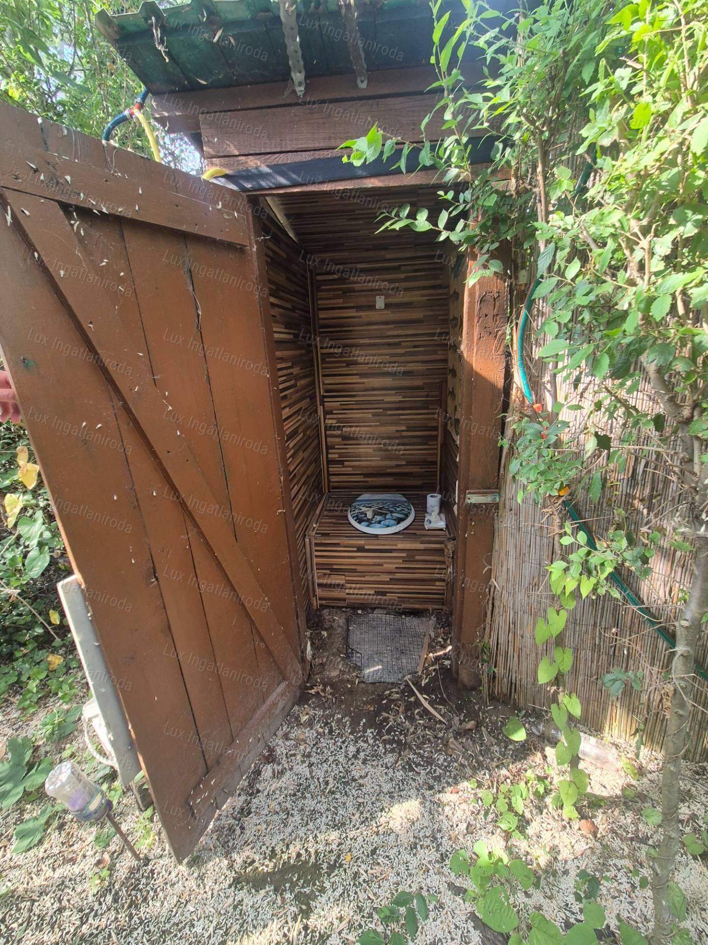 Eladó nyaraló stéggel Bokodon a Lebegő-faluban!