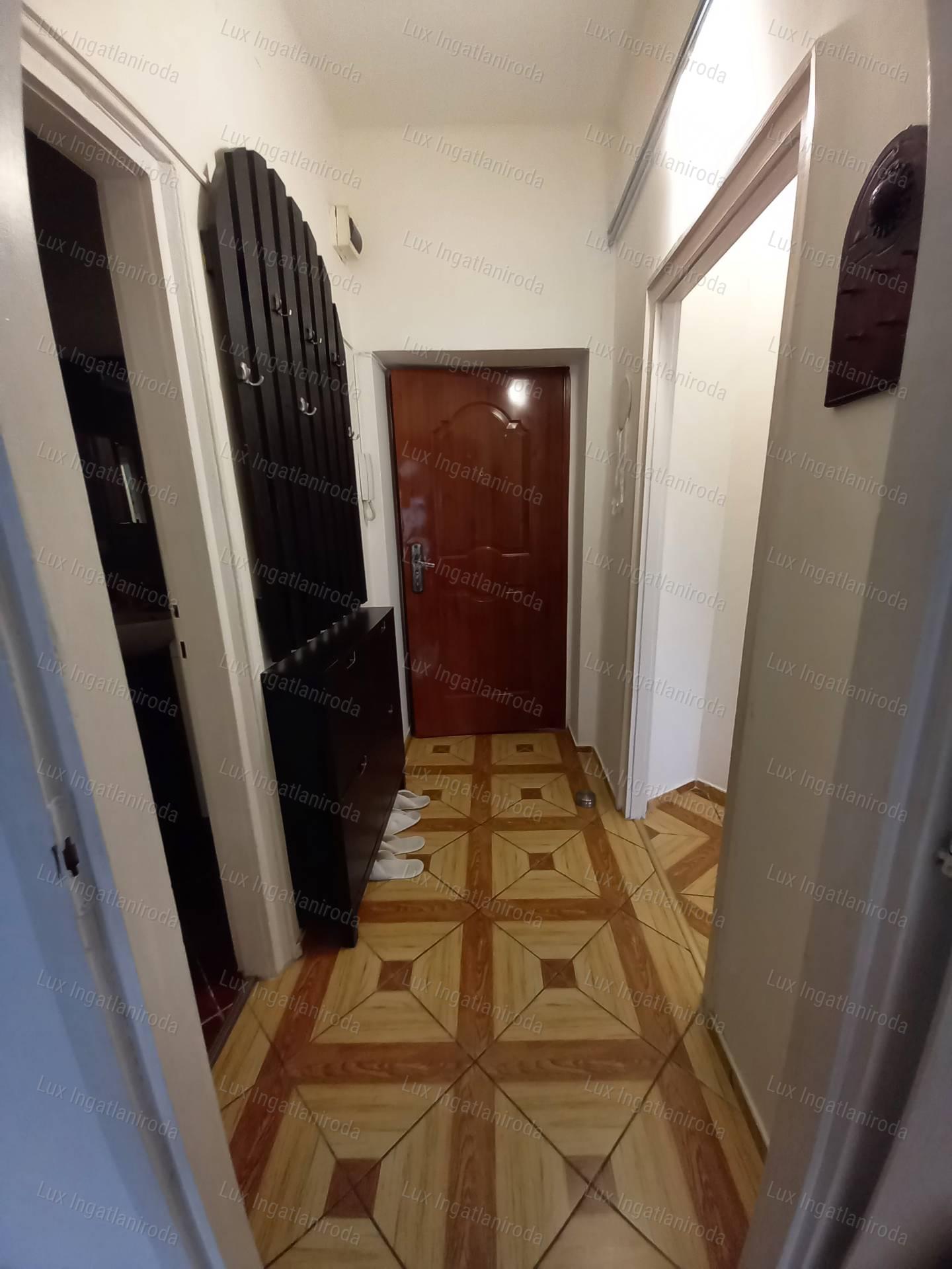 Oroszlány csendes részén eladó 40nm-es erkélyes átlagos állapotú lakás