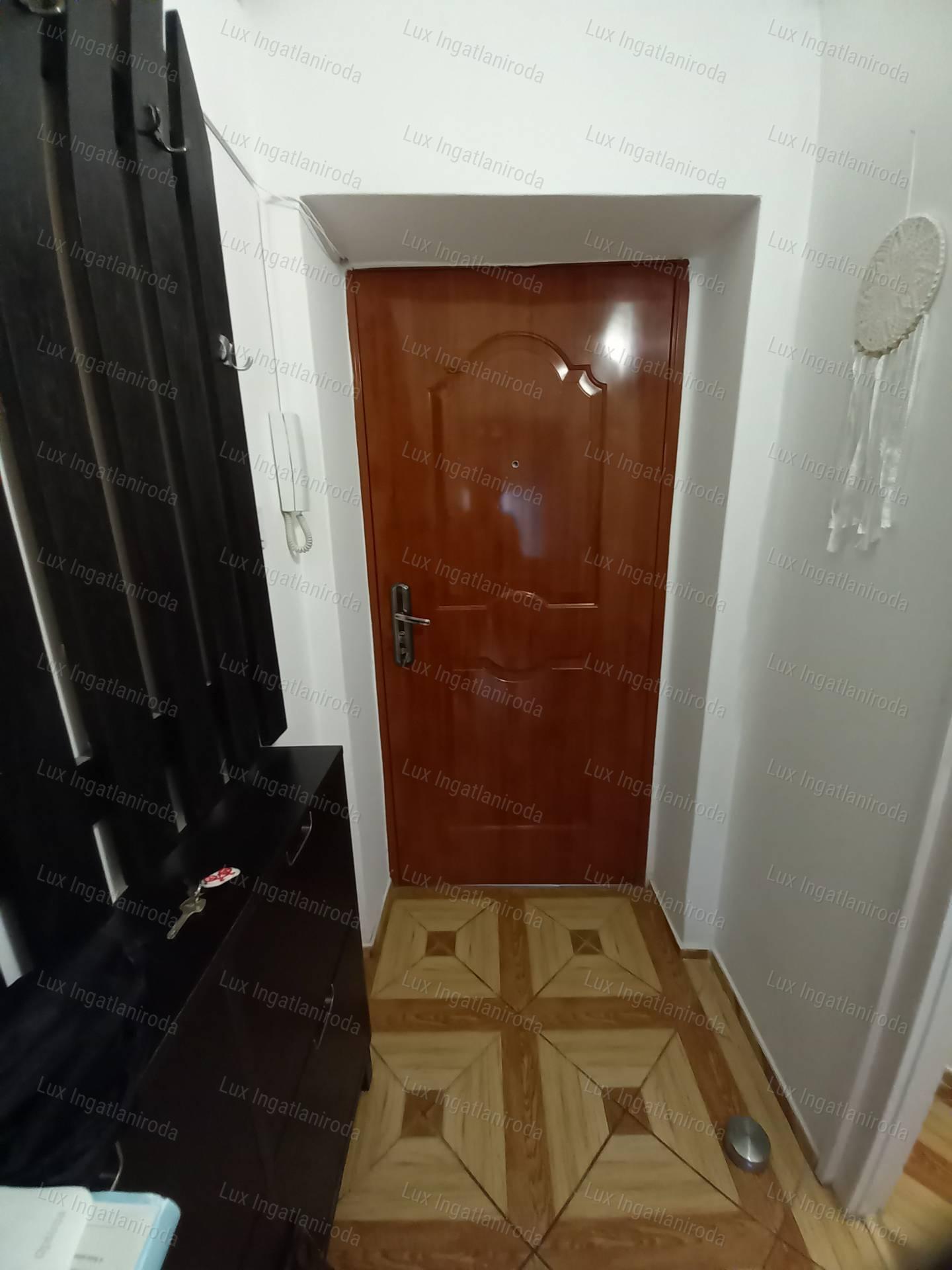 Oroszlány csendes részén eladó 40nm-es erkélyes átlagos állapotú lakás