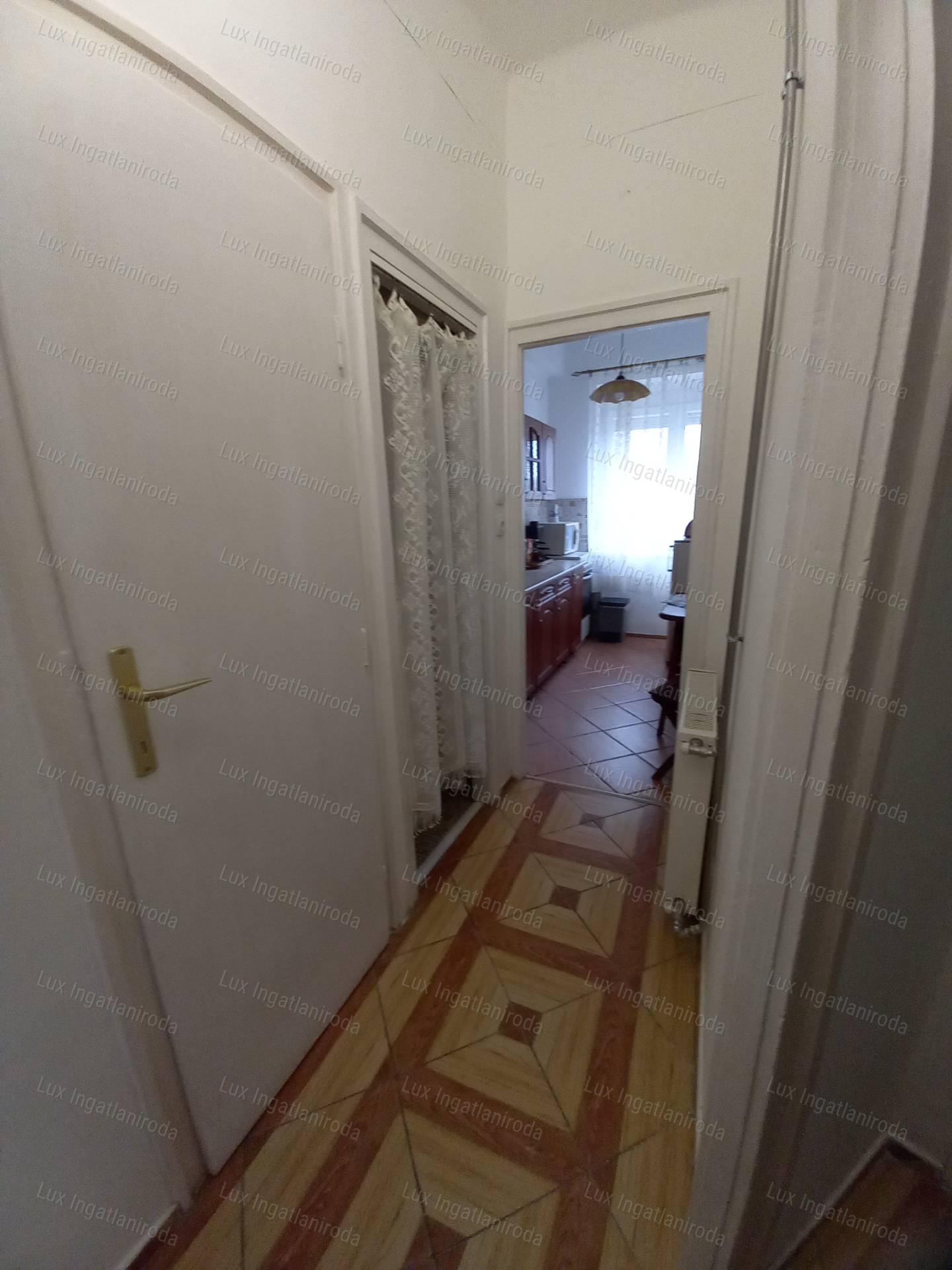 Oroszlány csendes részén eladó 40nm-es erkélyes átlagos állapotú lakás