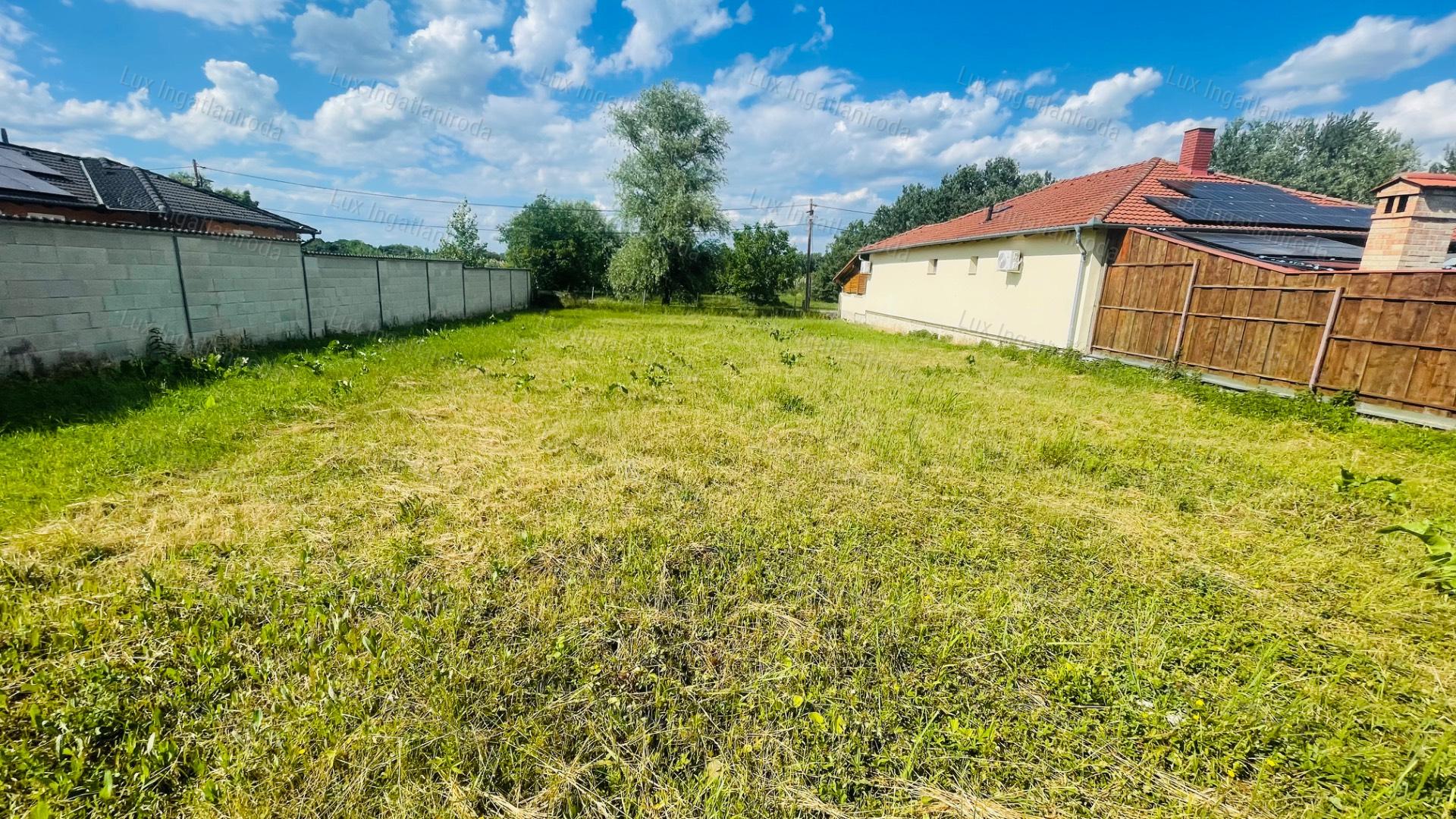 Eladó utcai közművesített építési telek Szőnyben!