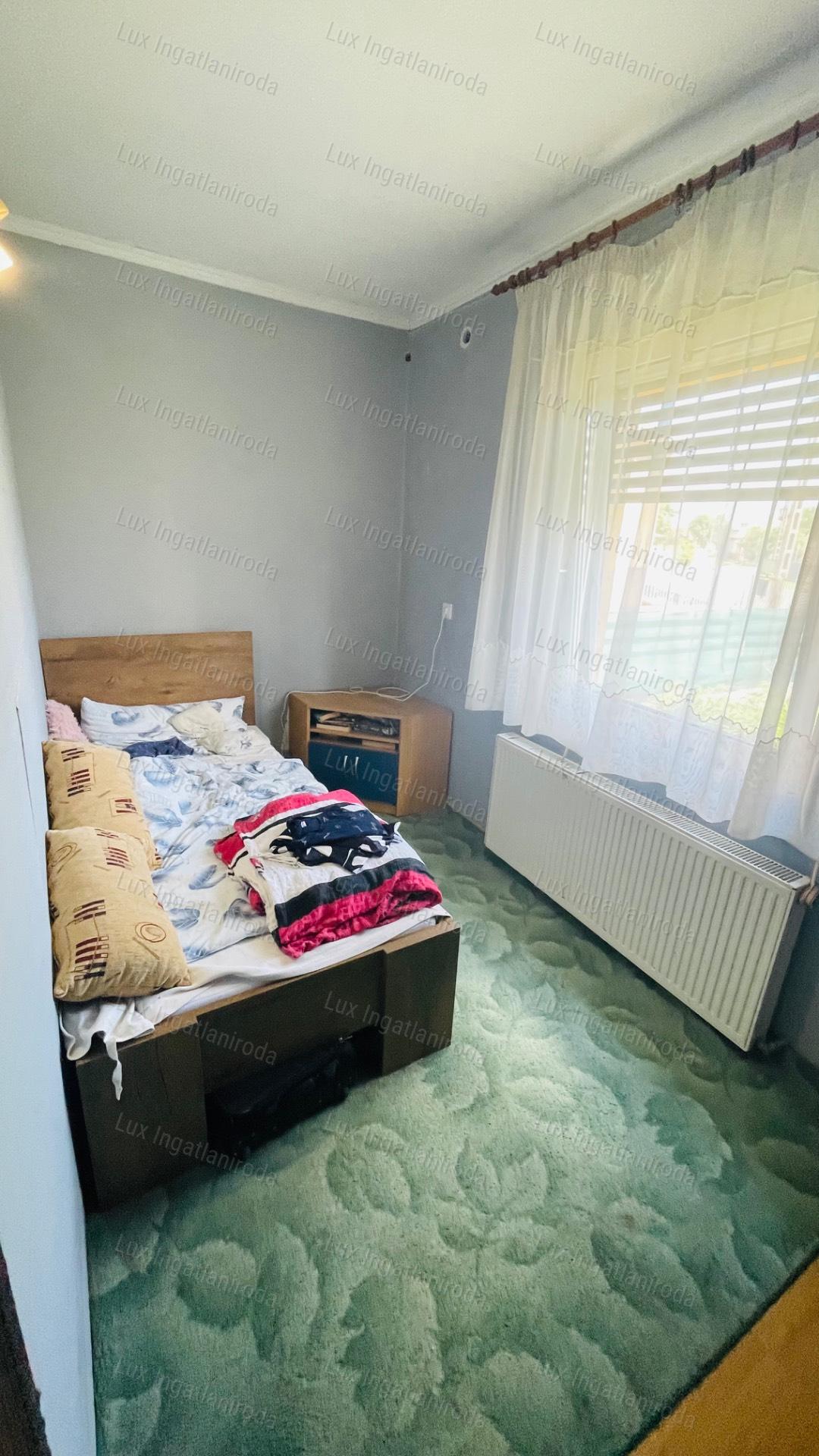 Eladó családi ház Ácson a főúton hatalmas telekkel!