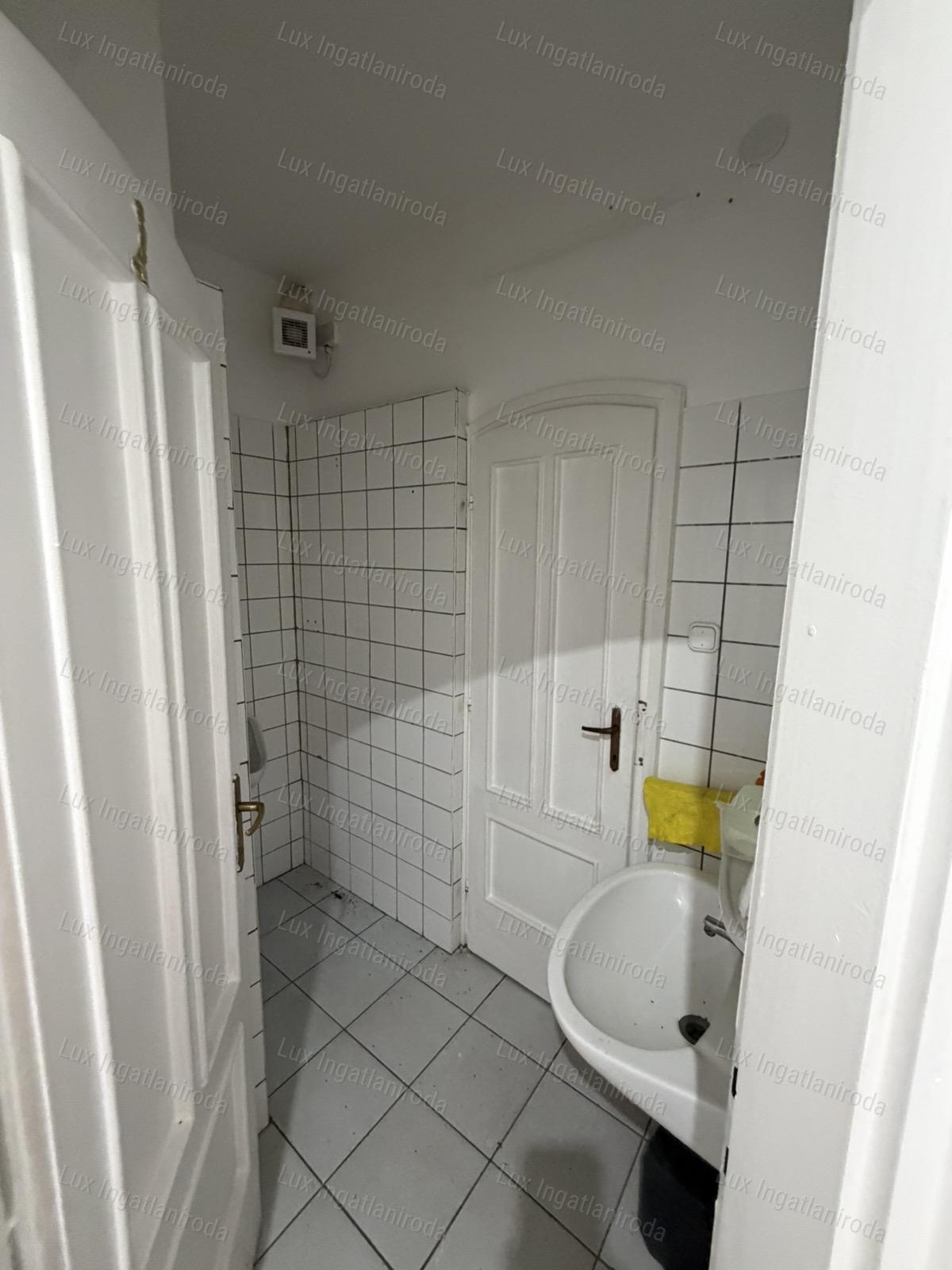 Kiadó üzlethelyiség Tatabánya, Szent Borbála téren