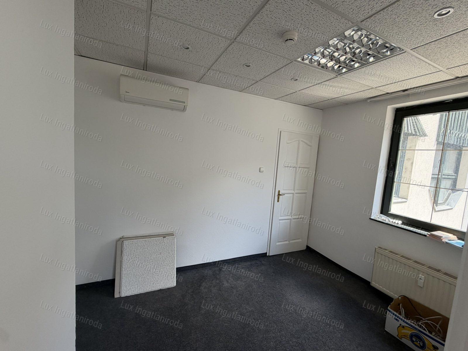 Kiadó üzlethelyiség Tatabánya, Szent Borbála téren