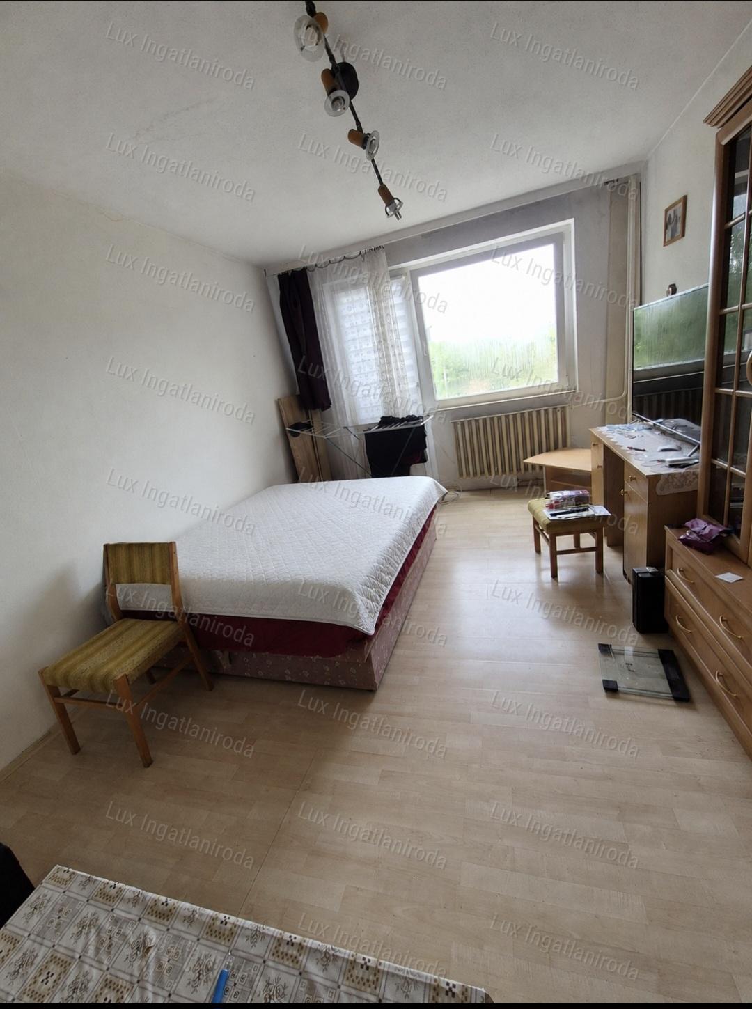Oroszlányon 3 szobás, első emeleti lakás , francia erkéllyel eladó