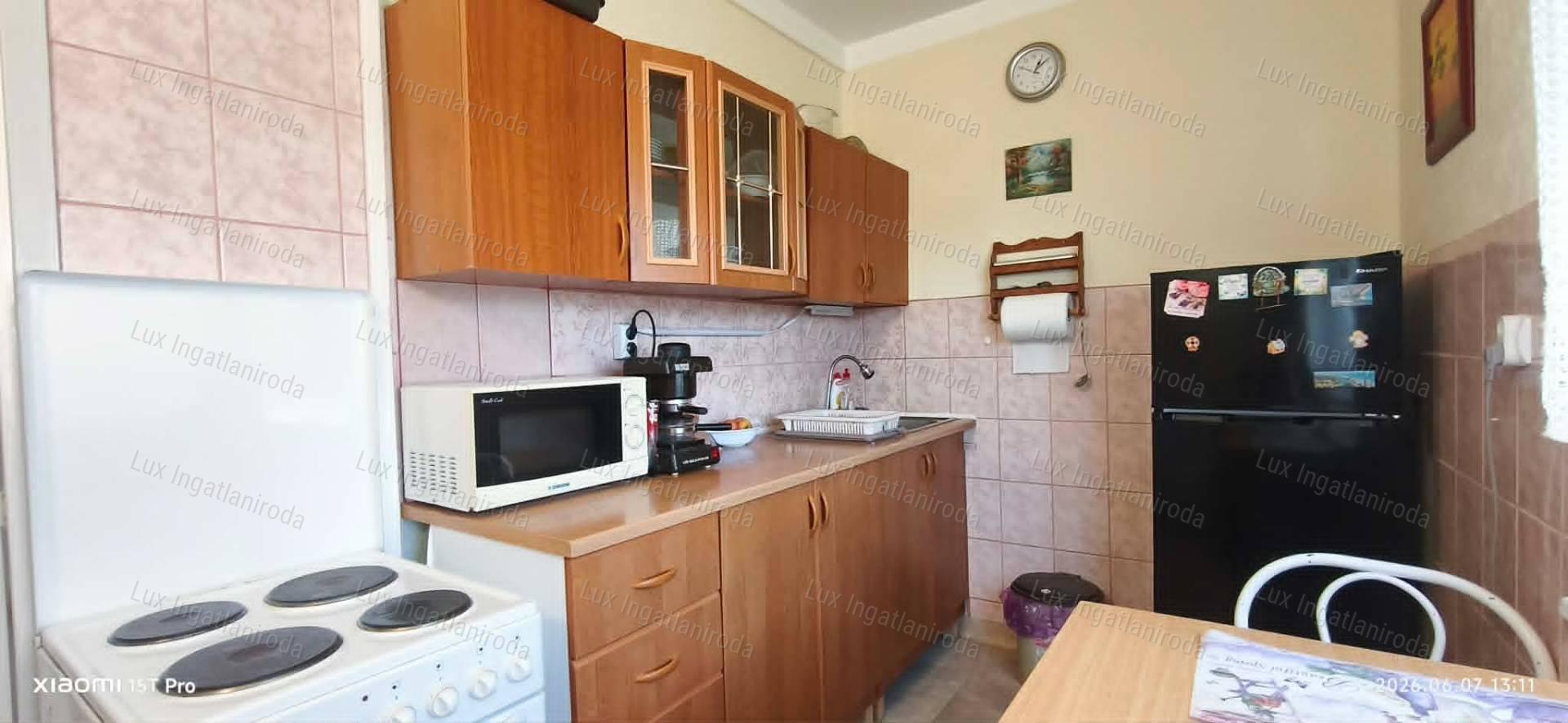 Világos, folyamatosan karbantartott 2 szoba + hallos lakás eladó!