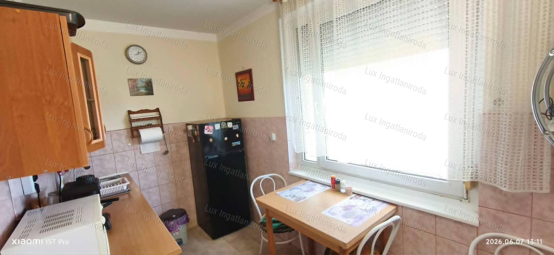 Világos, folyamatosan karbantartott 2 szoba + hallos lakás eladó!