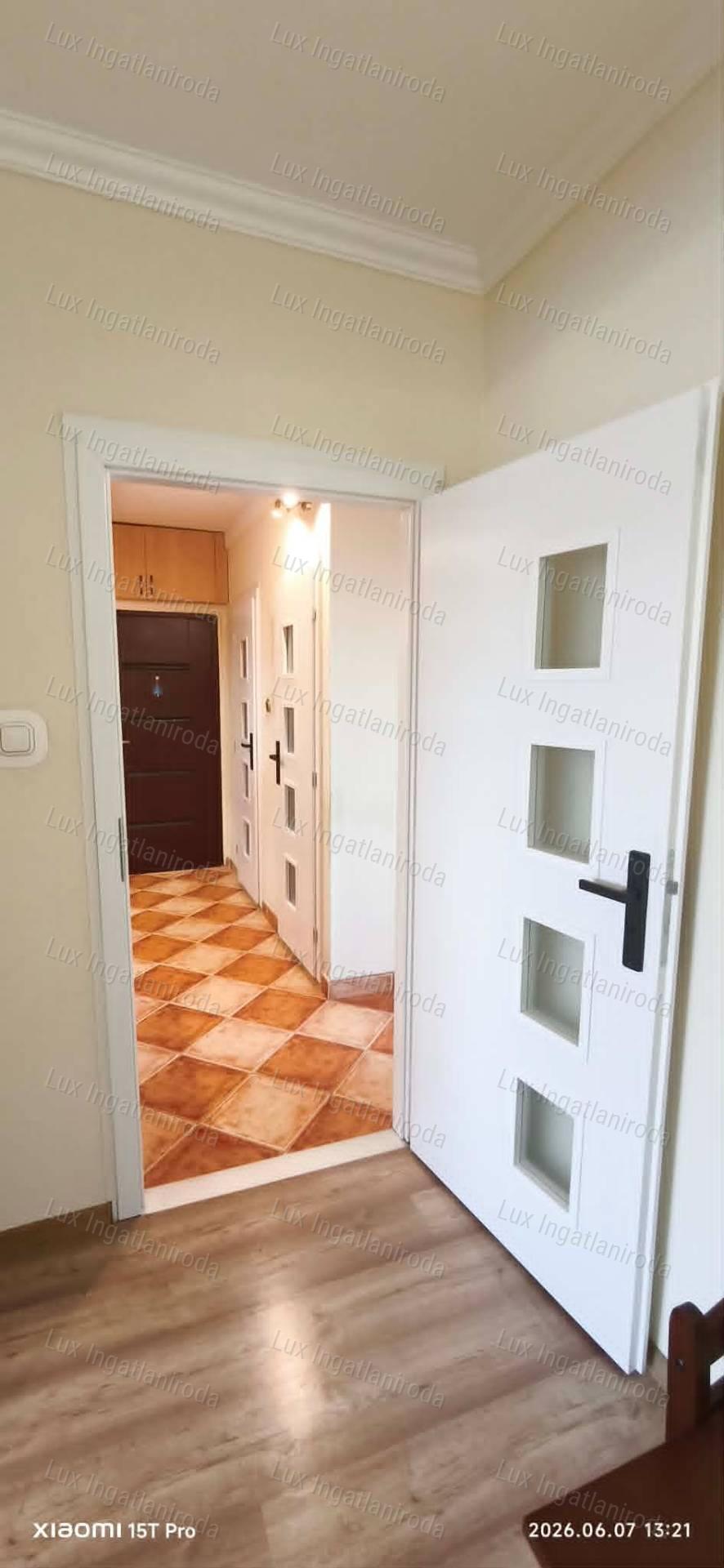 Világos, folyamatosan karbantartott 2 szoba + hallos lakás eladó!