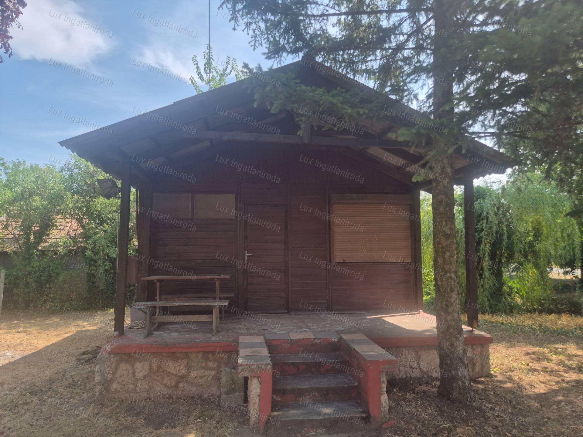 Komárom-Koppánymonostor eladó nyaraló/telek