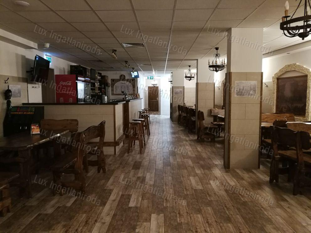 Üzlethelyiség kiadó Komárom központjában, 391 m², sokféle funkcióval.