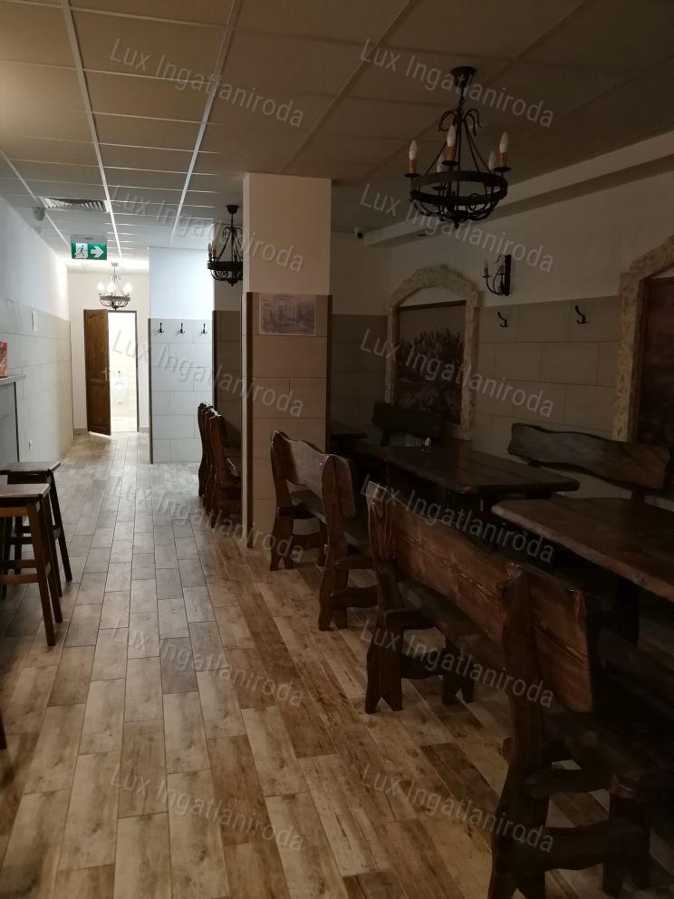 Üzlethelyiség kiadó Komárom központjában, 391 m², sokféle funkcióval.