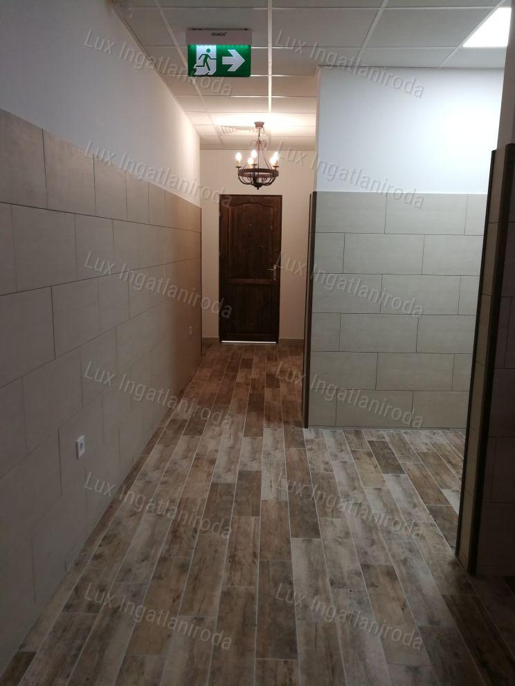 Üzlethelyiség kiadó Komárom központjában, 391 m², sokféle funkcióval.