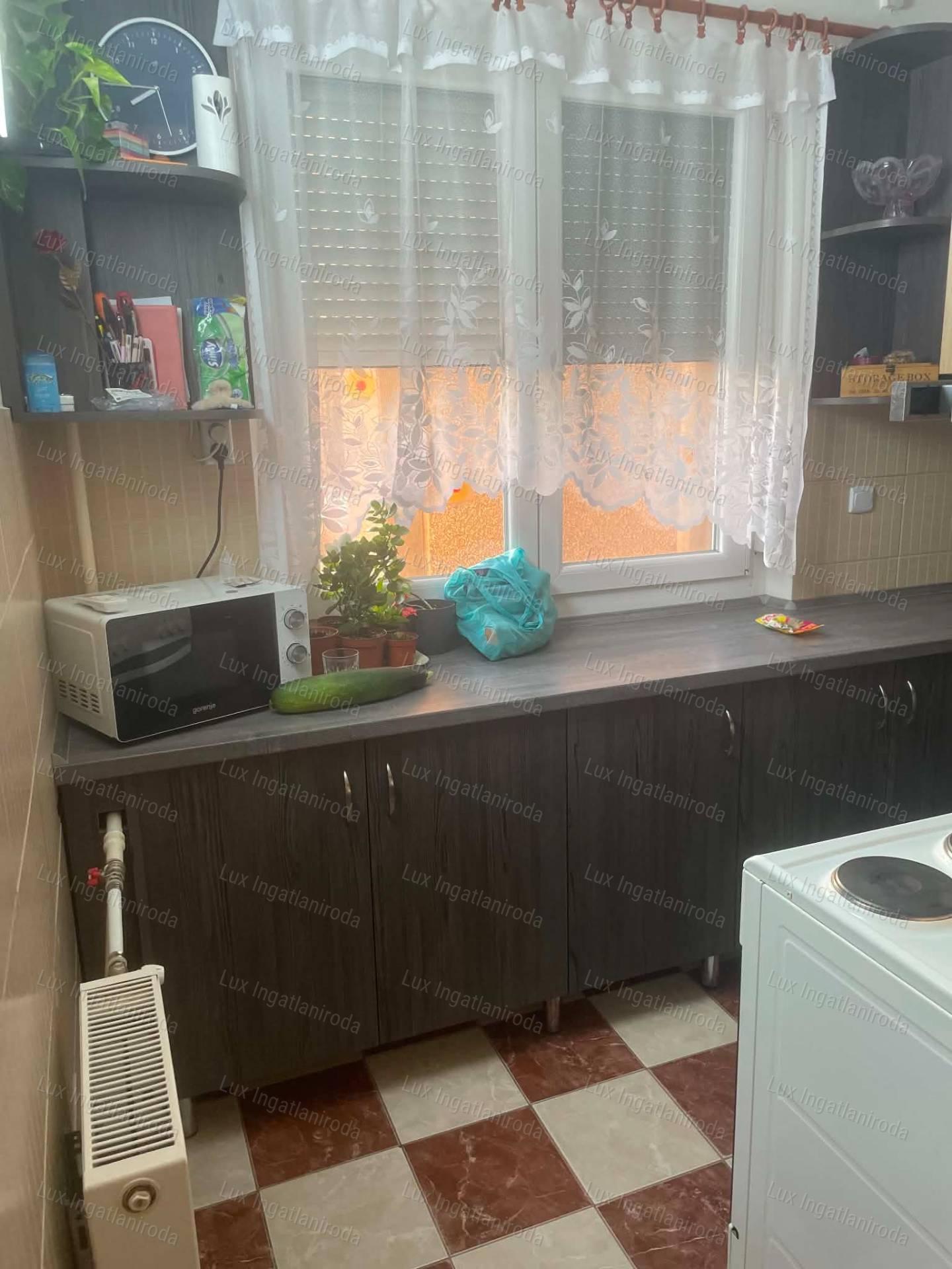 Kedvező áron, teljesen felújított, azonnal költözhető lakás eladó!