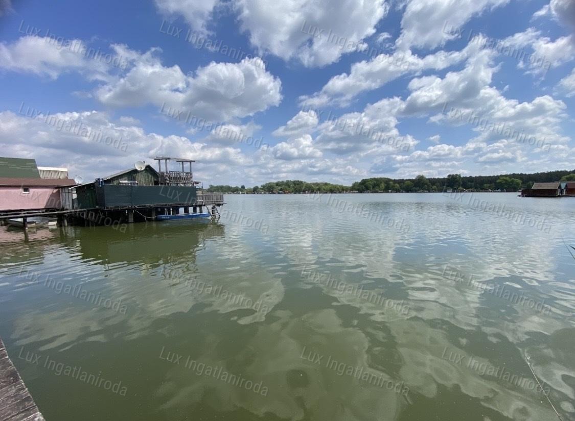 Mesébe illő vízparti menedék eladó a Bokodi ,,Lebegőfaluban"