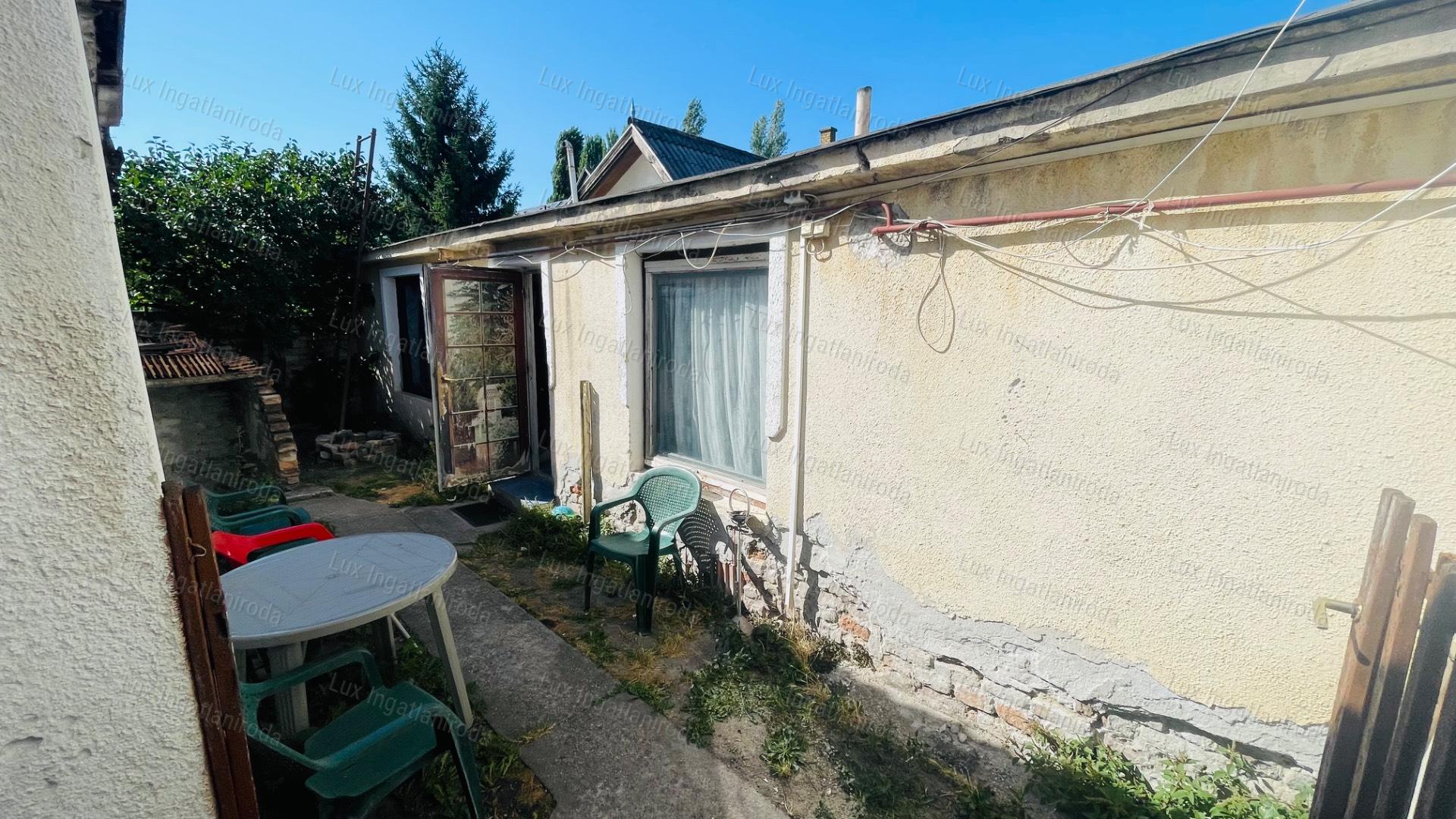 Eladó családi ház Komárom belvárosában, külön kiadható lakrésszel!