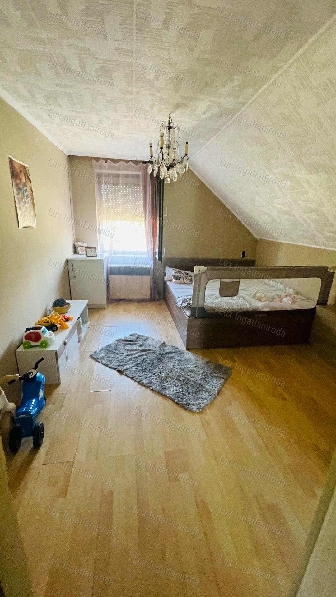 Eladó családi ház Komárom belvárosában, külön kiadható lakrésszel!