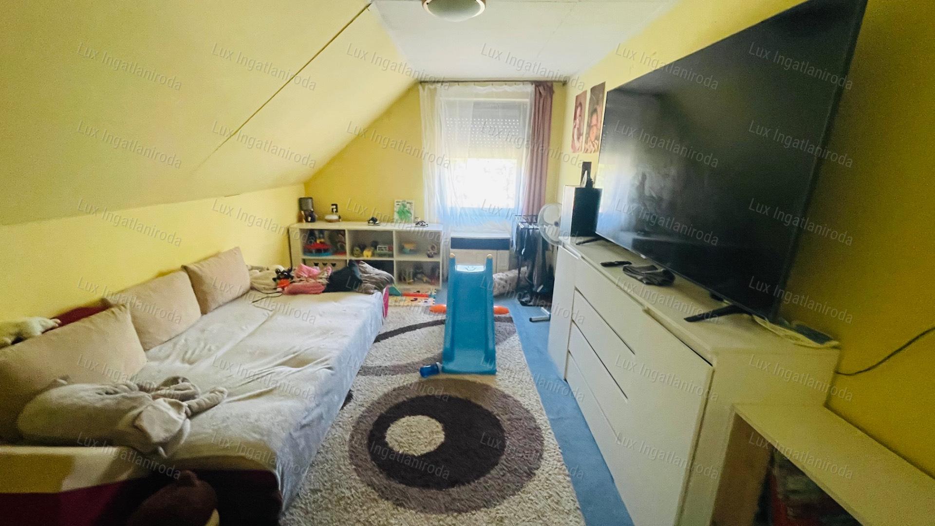 Eladó családi ház Komárom belvárosában, külön kiadható lakrésszel!