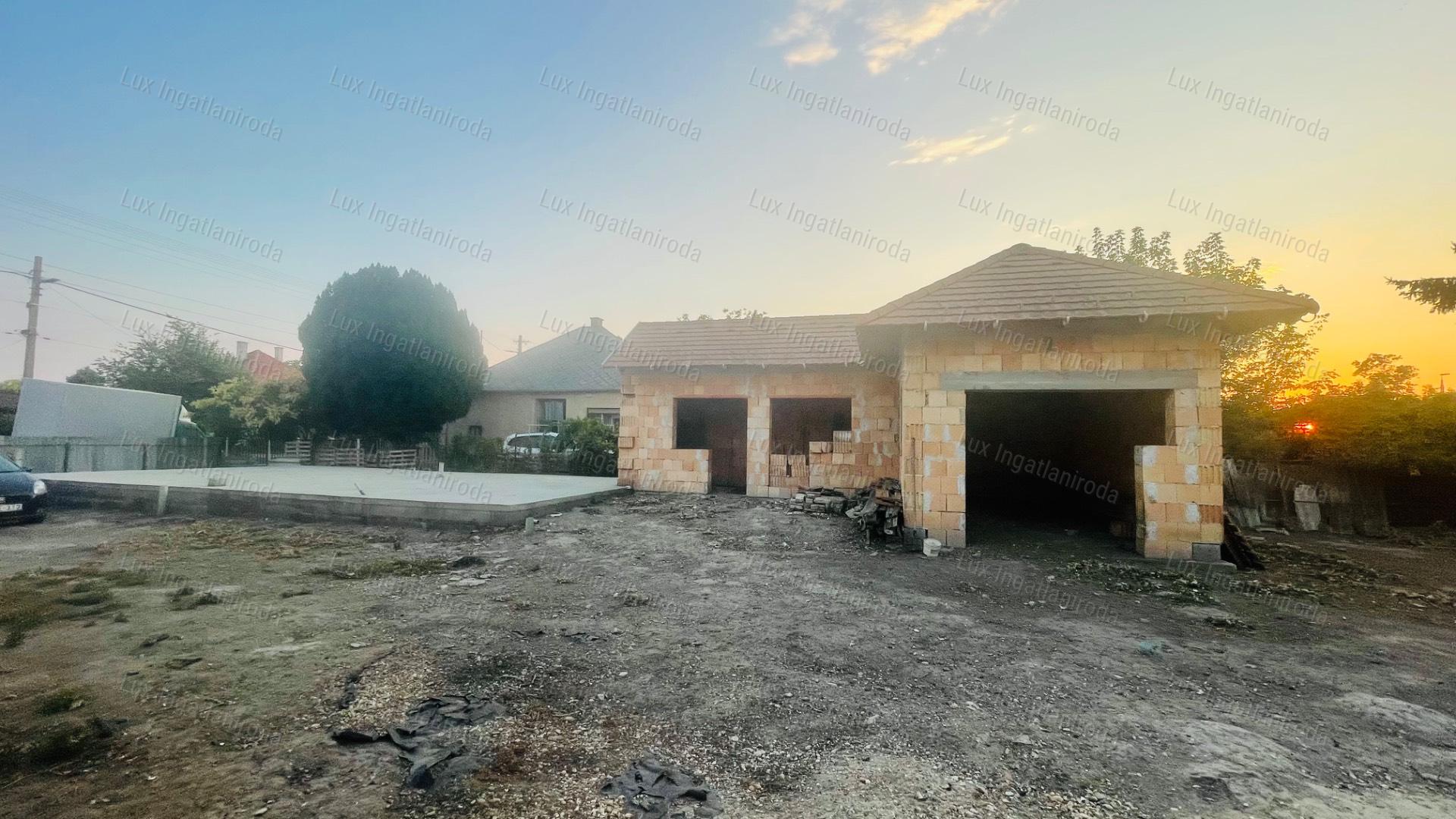 Szőnyben, a főúton 1059 m²-es telek befejezésre váró házikóval eladó!