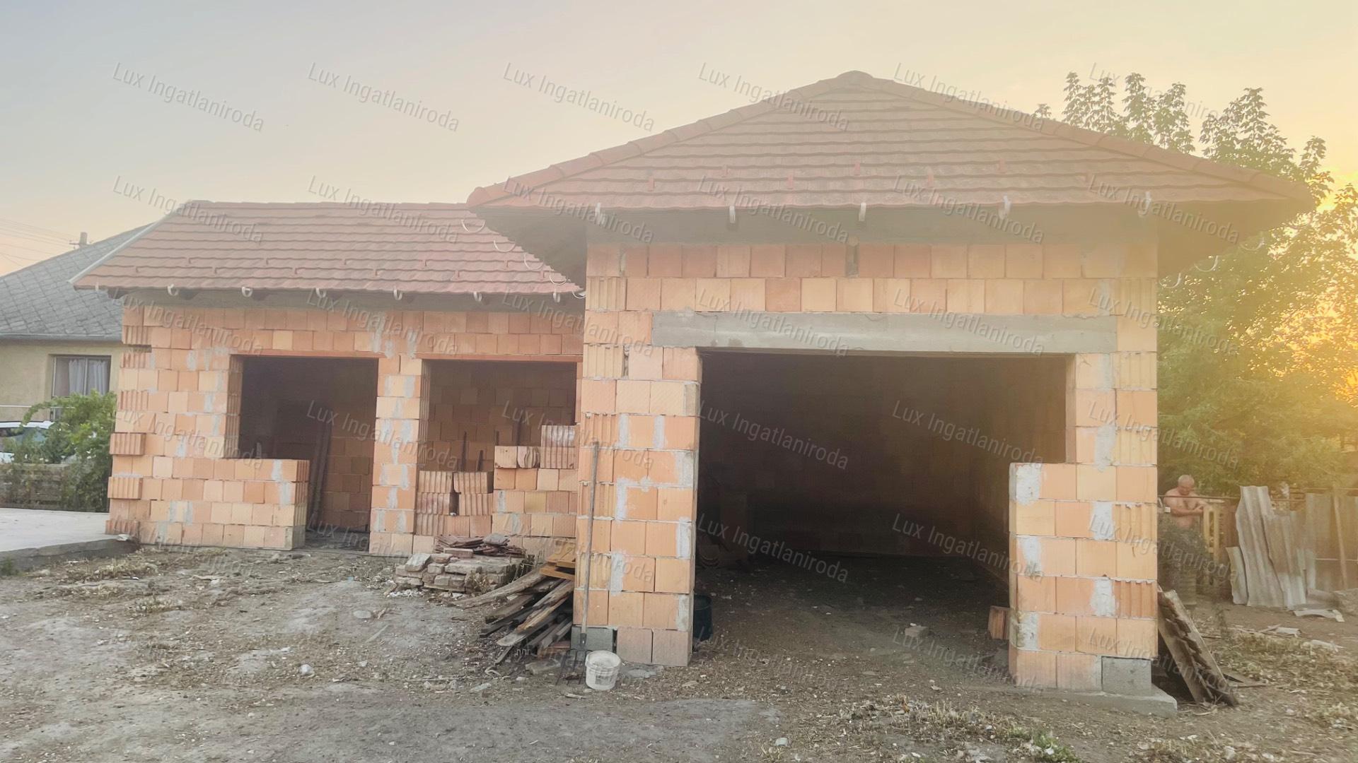 Szőnyben, a főúton 1059 m²-es telek befejezésre váró házikóval eladó!