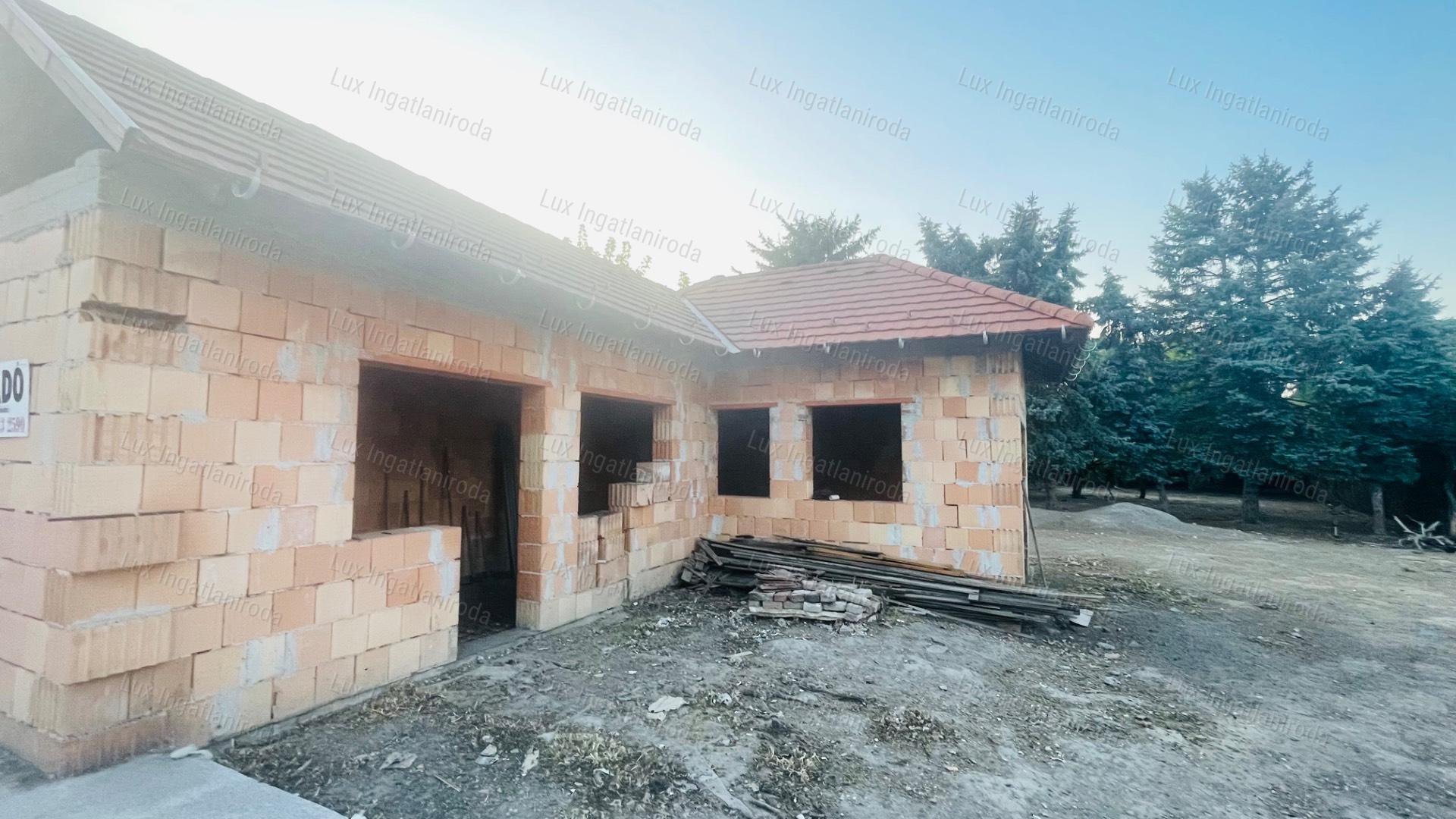 Szőnyben, a főúton 1059 m²-es telek befejezésre váró házikóval eladó!