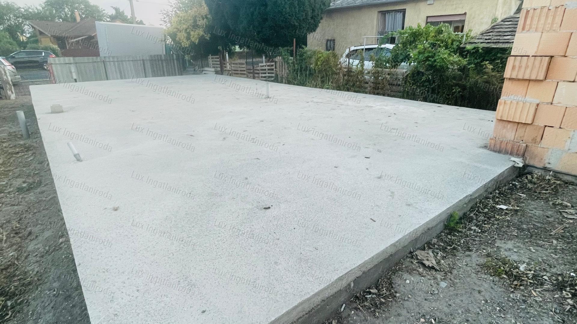Szőnyben, a főúton 1059 m²-es telek befejezésre váró házikóval eladó!