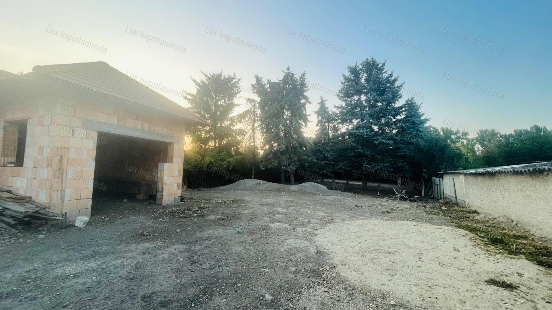 Szőnyben, a főúton 1059 m²-es telek befejezésre váró házikóval eladó!
