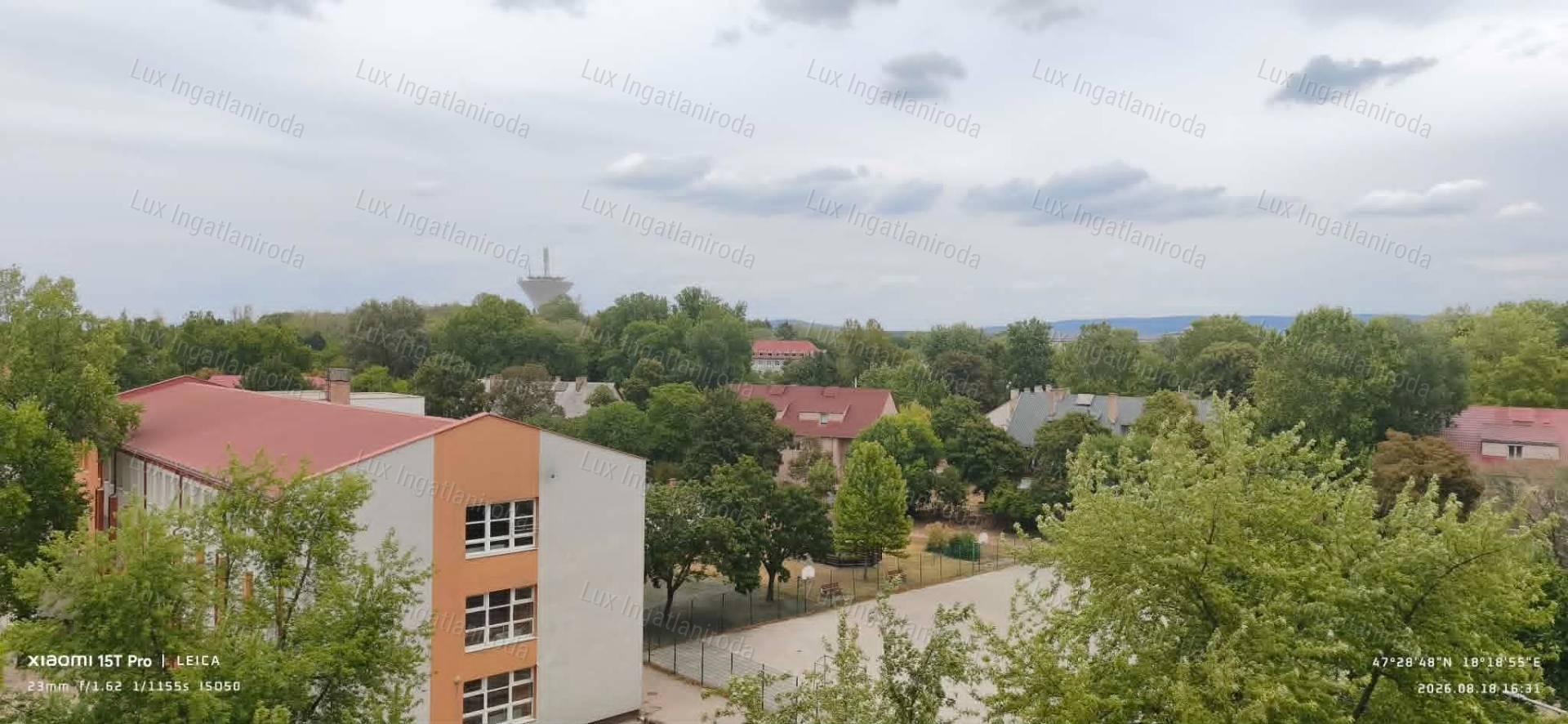 53 m²-es, 2 szoba + hallos lakás Oroszlányon!