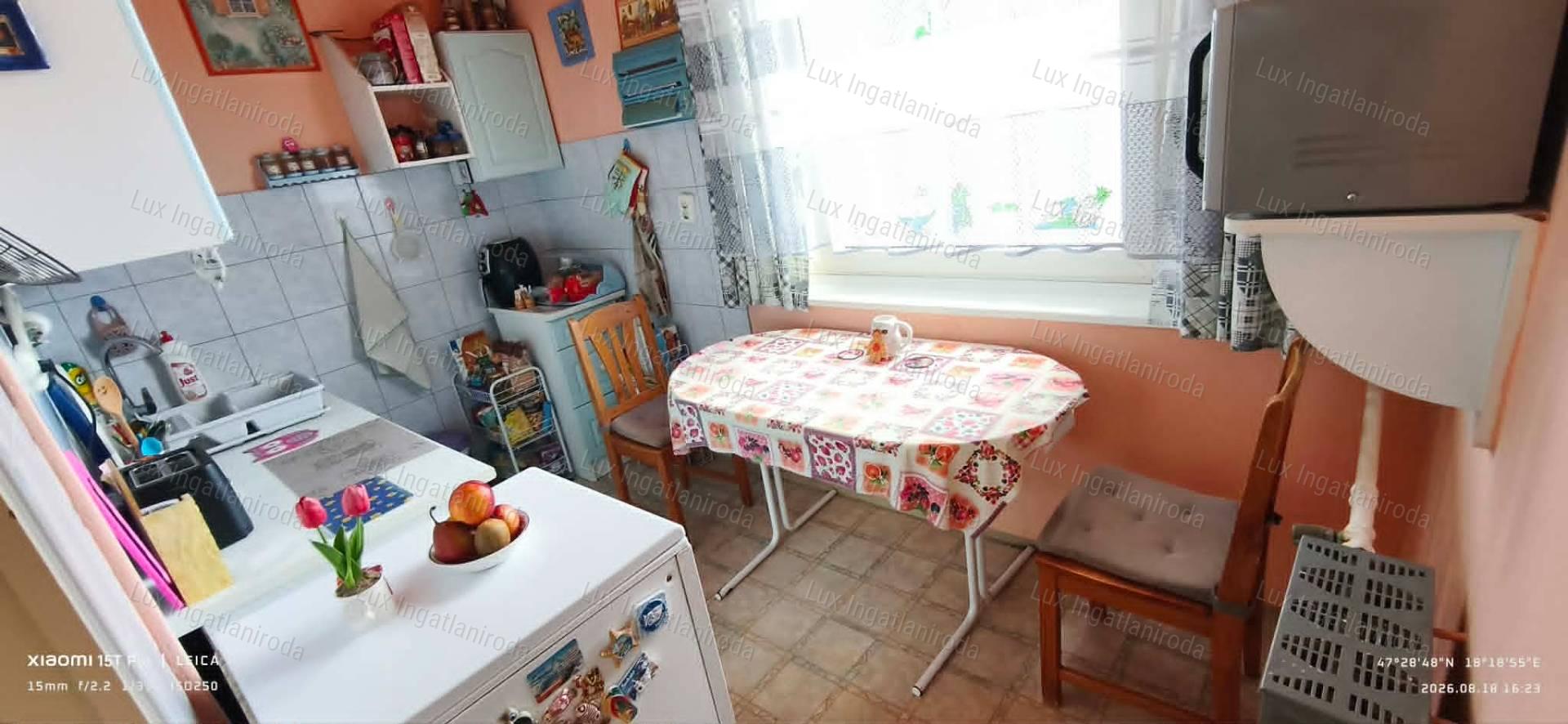 53 m²-es, 2 szoba + hallos lakás Oroszlányon!