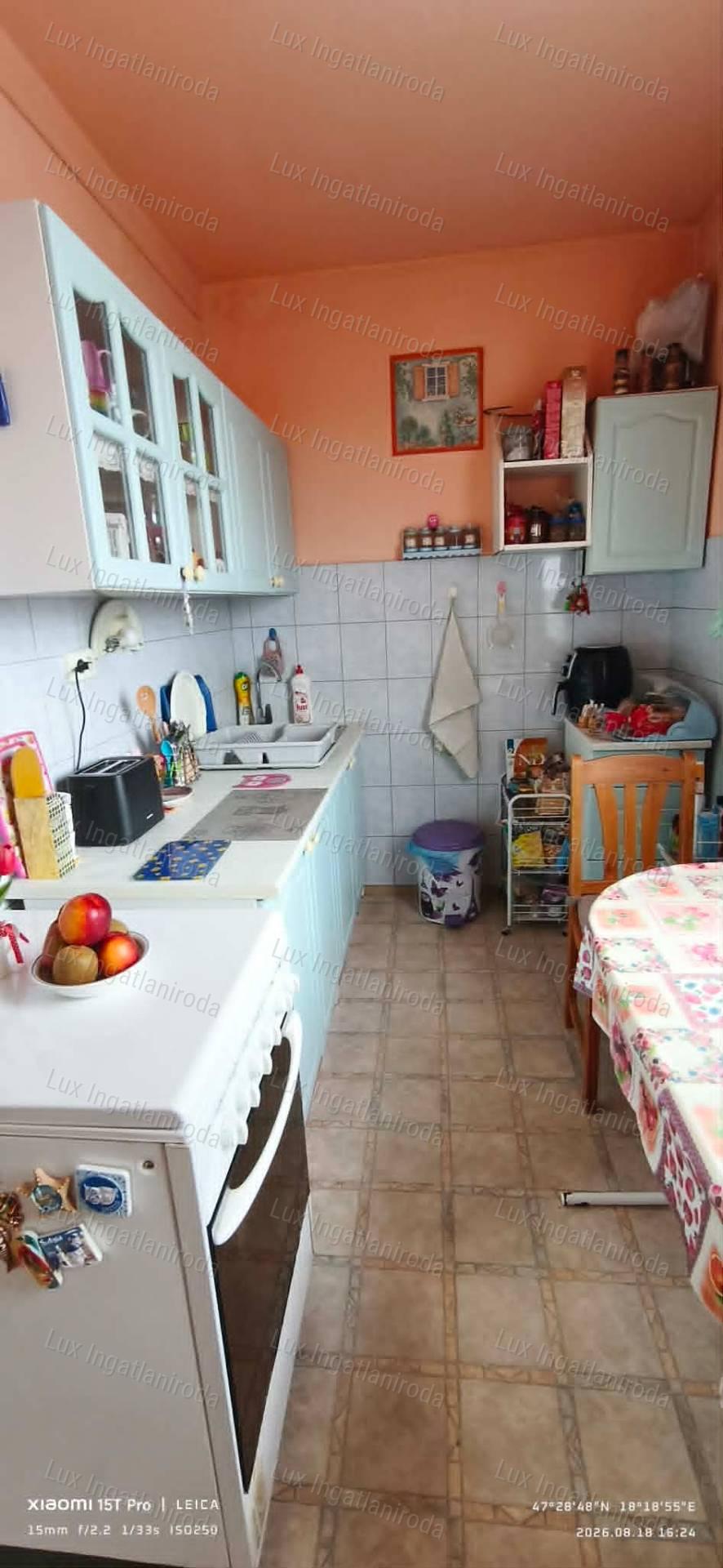 53 m²-es, 2 szoba + hallos lakás Oroszlányon!