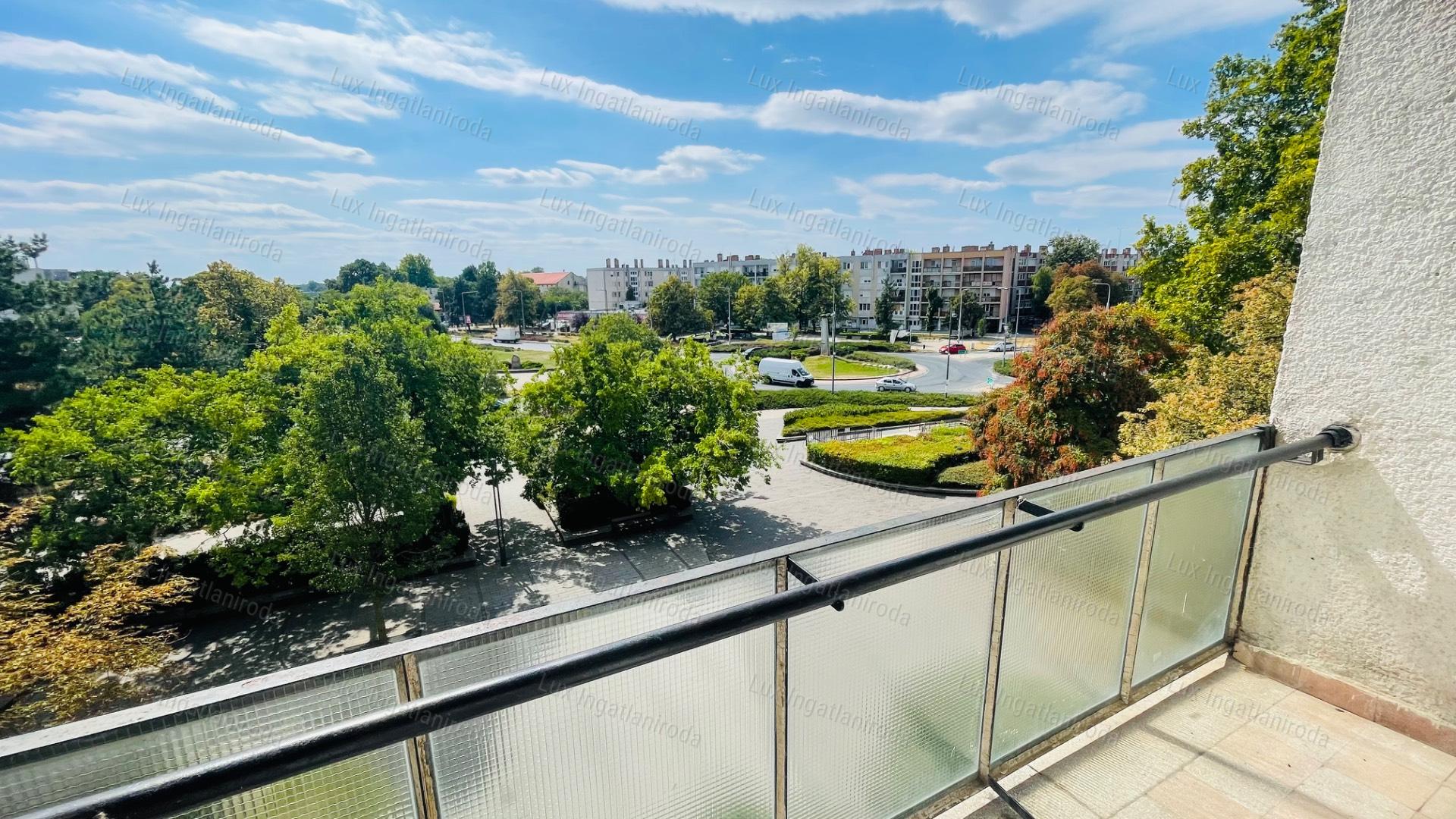 Eladó Komárom belvárosában, alacsony rezsijű téglalakás, panorámával!