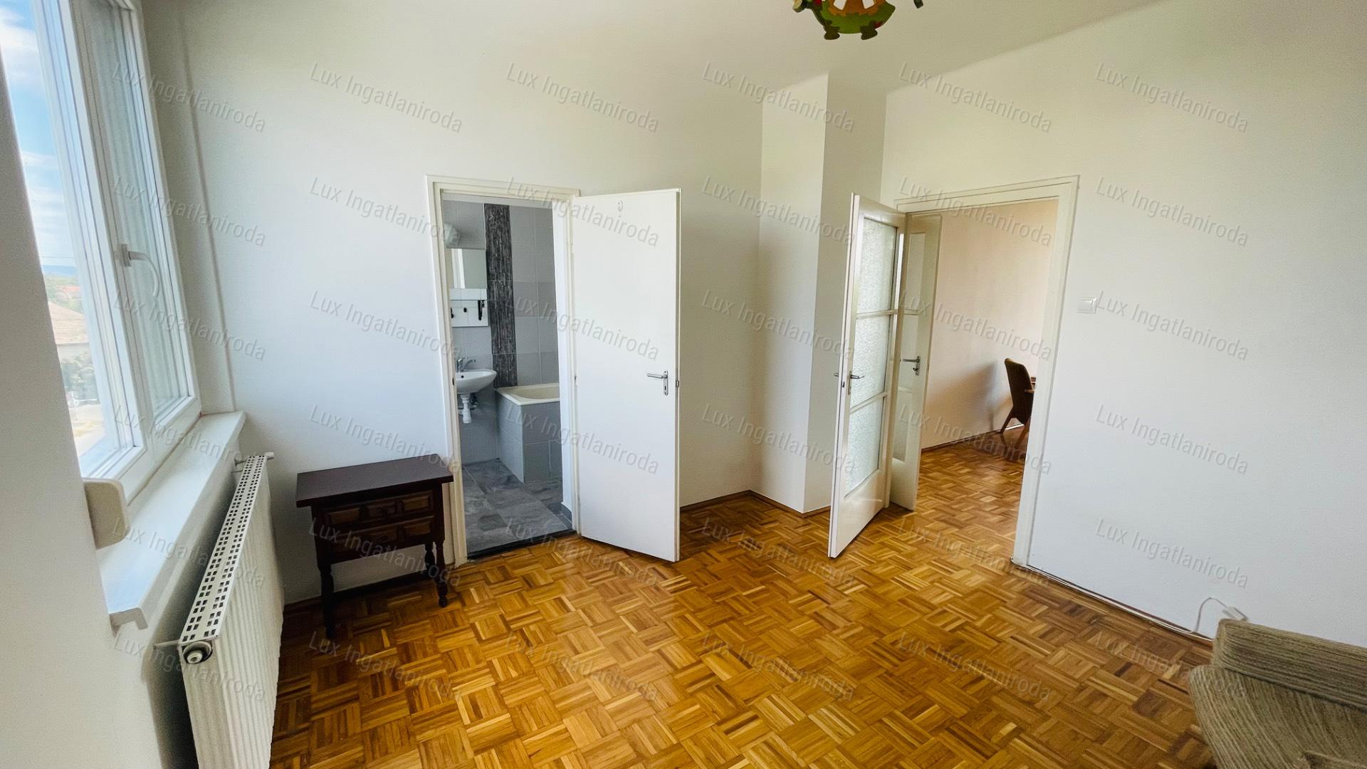Eladó Komárom belvárosában, alacsony rezsijű téglalakás, panorámával!