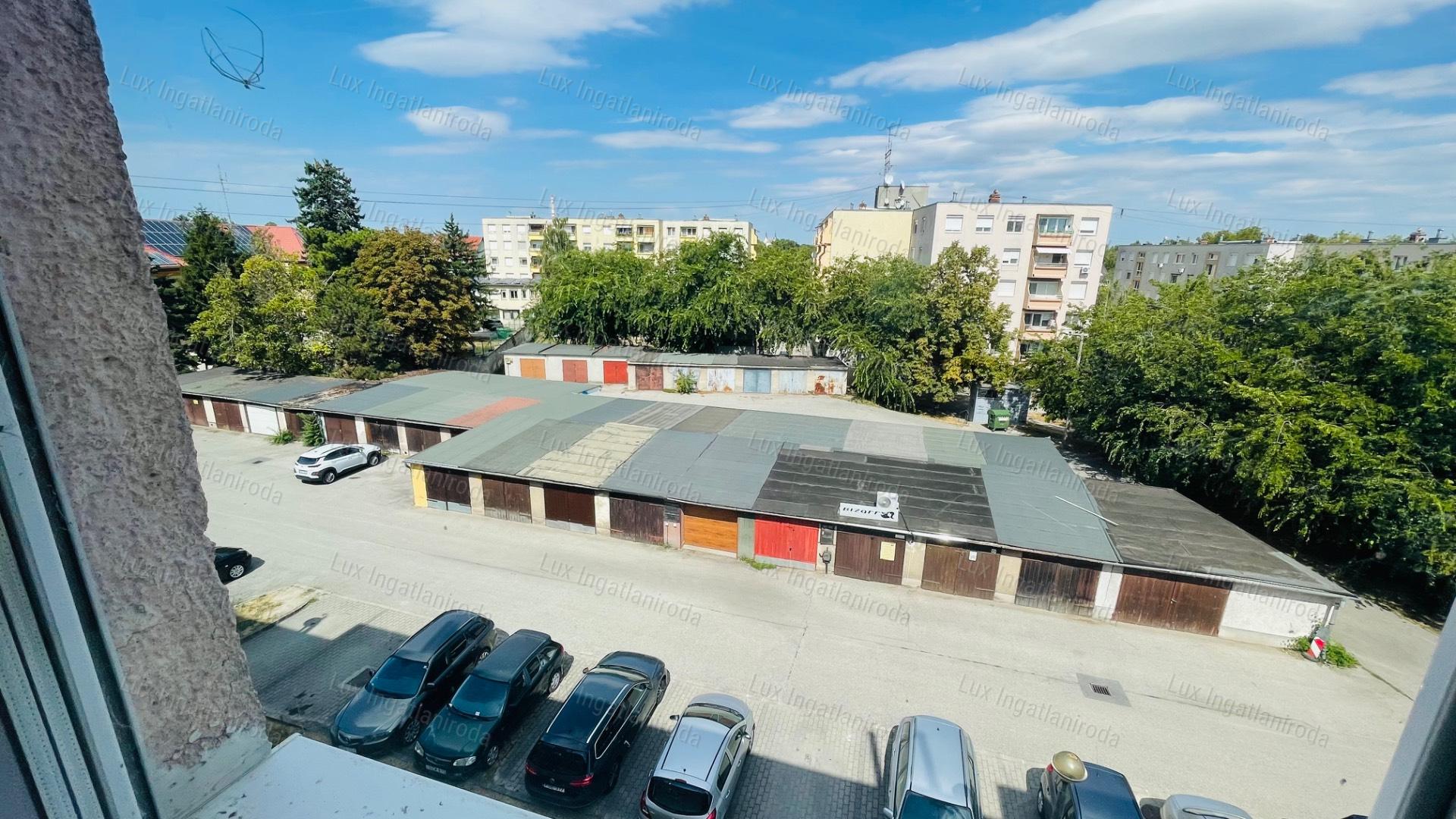 Eladó Komárom belvárosában, alacsony rezsijű téglalakás, panorámával!
