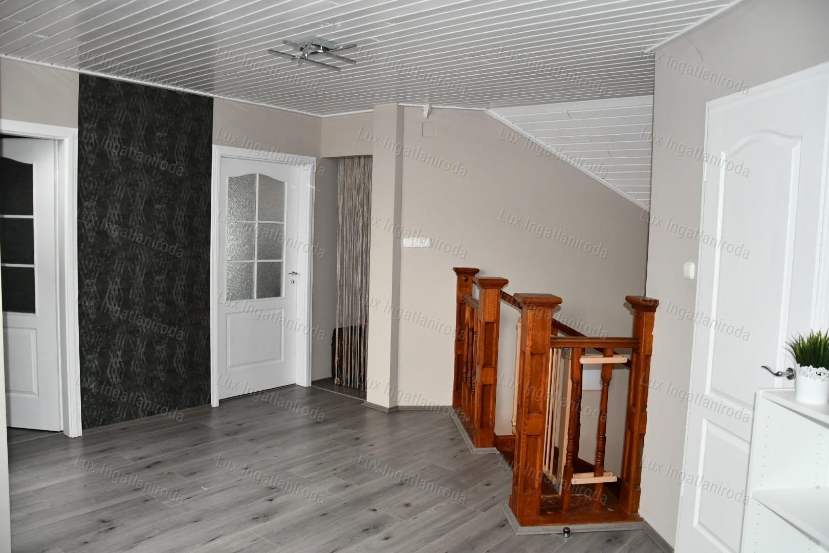 Költözés miatt sürgősen eladó prémium családi otthon Tatán