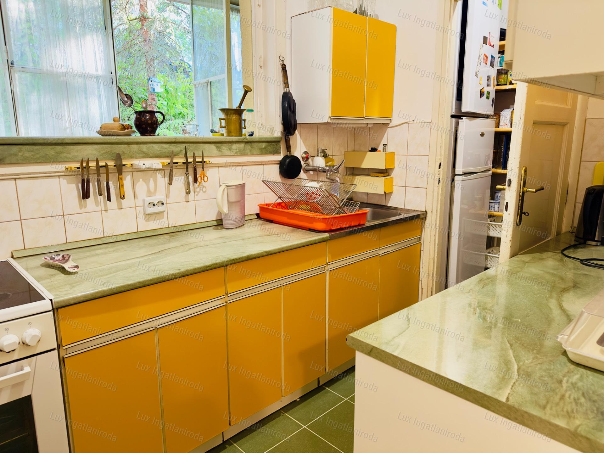 TÁGAS, 86 M²-ES LAKÁS ÜVEGEZETT VERANDÁVAL TATABÁNYA ÓVÁROSÁBAN
