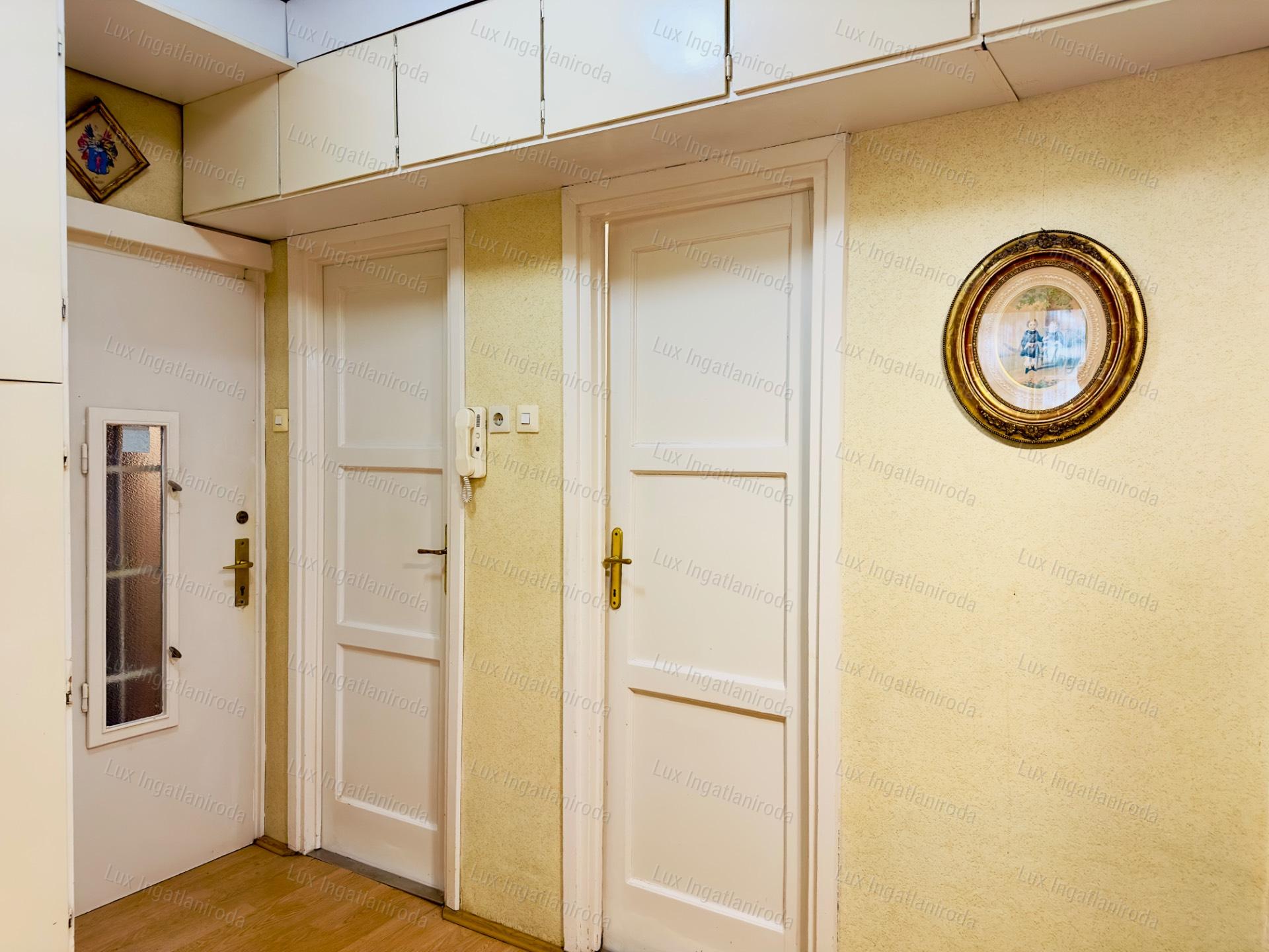 TÁGAS, 86 M²-ES LAKÁS ÜVEGEZETT VERANDÁVAL TATABÁNYA ÓVÁROSÁBAN