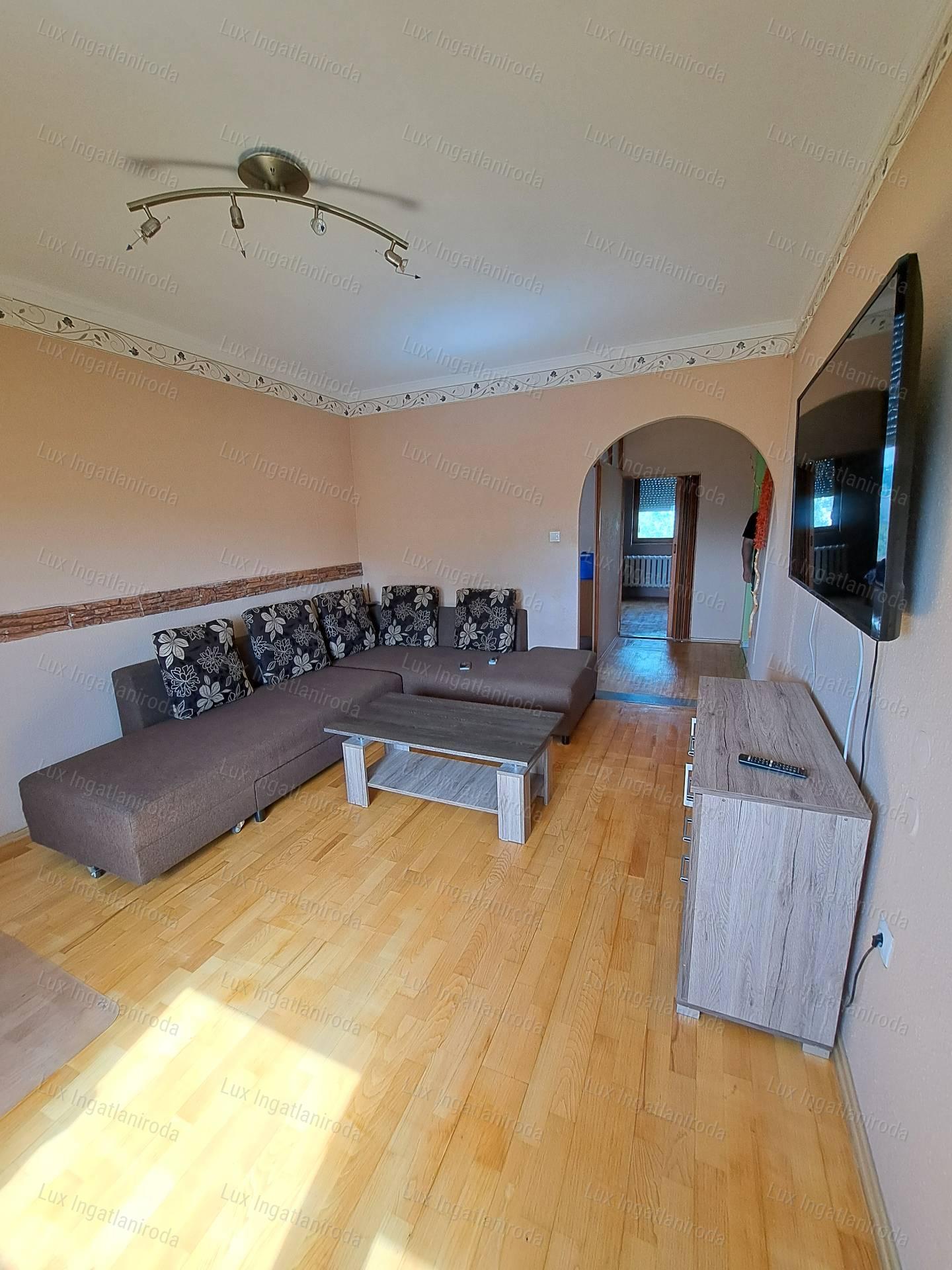 Kiadó Oroszlányon egy 2 szoba+ hálófülkés lakás!