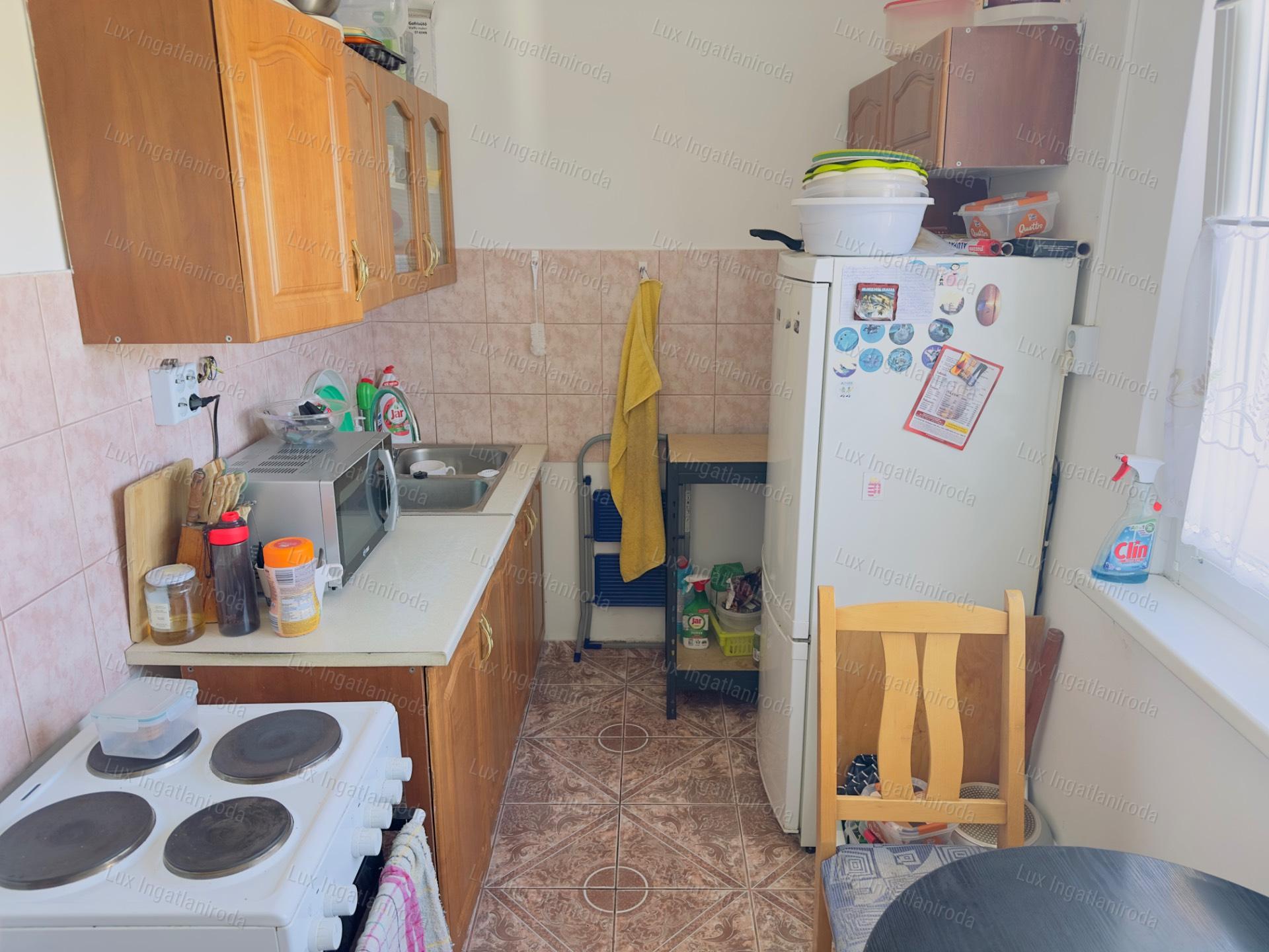 TATABÁNYÁN ELADÓ EGY 53 NM-ES, 4. EMELETI, KÉT SZOBA HALLOS LAKÁS.