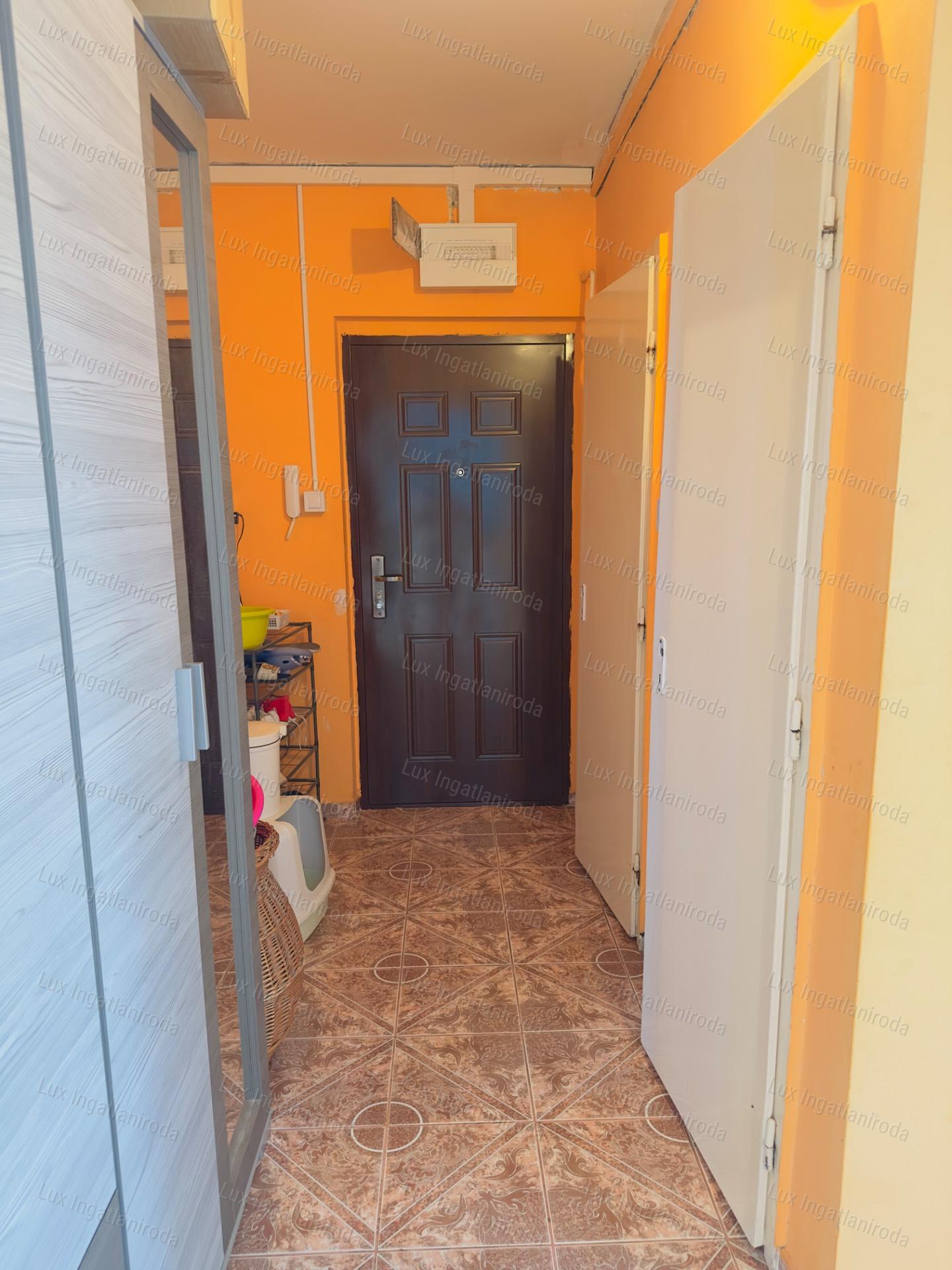 TATABÁNYÁN ELADÓ EGY 53 NM-ES, 4. EMELETI, KÉT SZOBA HALLOS LAKÁS.