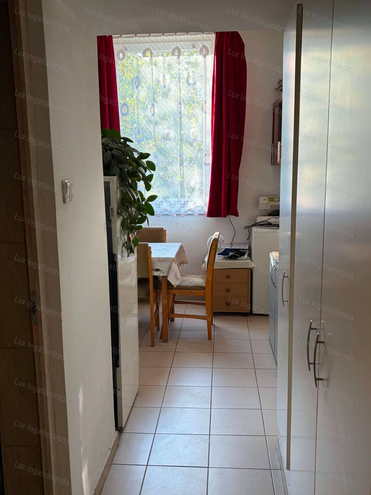 VILÁGOS, NAPFÉNYES LAKÁS KÖZPONTI ELHELYEZKEDÉSSEL, NAGY ERKÉLLYEL